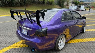El Yaris morado que encanta con su cola, bigote y full sonido