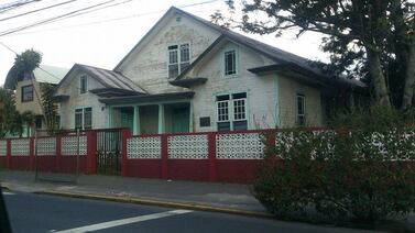 Papás le hacen la cruz a funcionario de escuela Centeno Güell