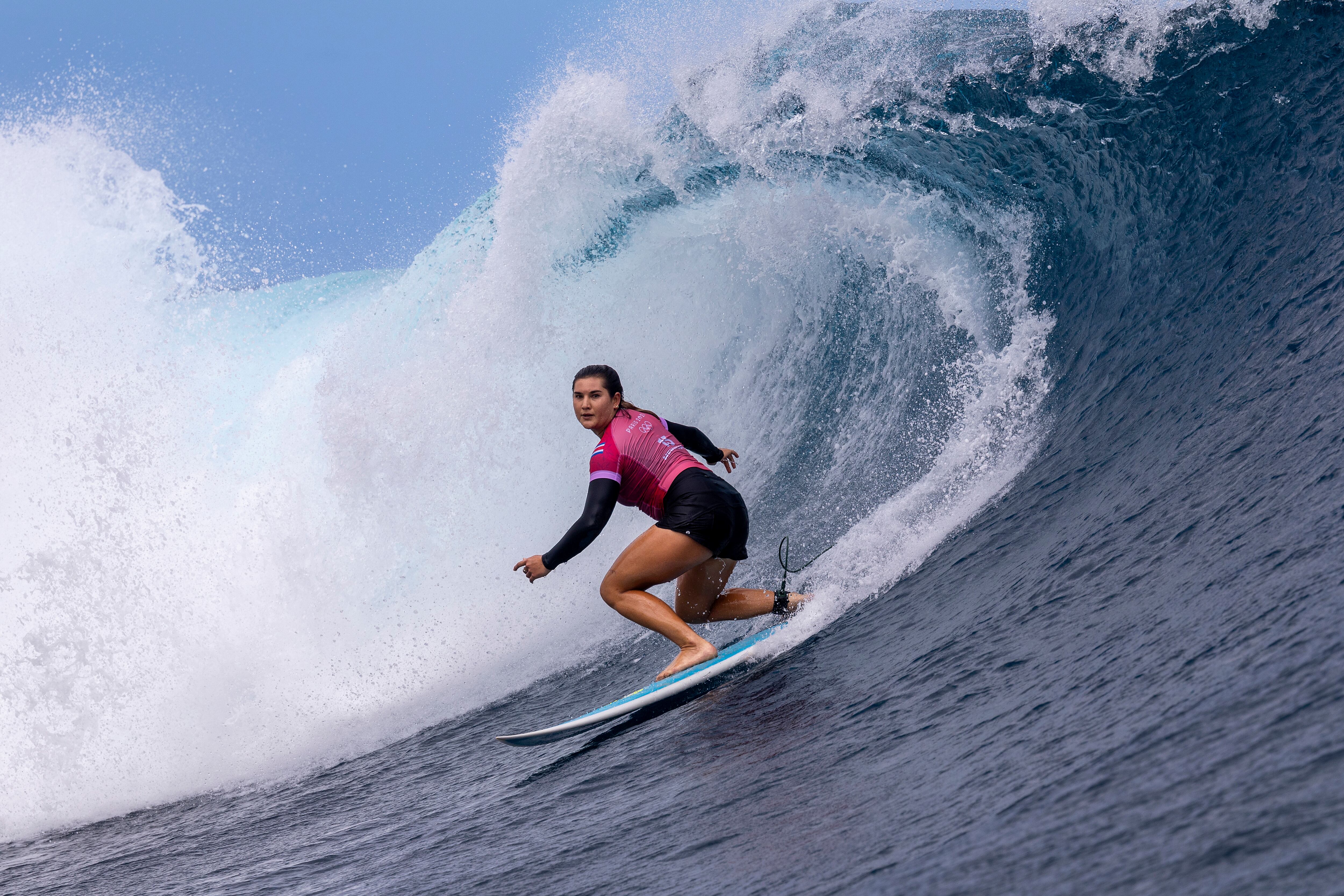 Brisa Hennessy destacó por sus trucos y maniobras arriesgadas en los octavos de final del Torneo de Surf de los Juegos Olímpicos París 2024.