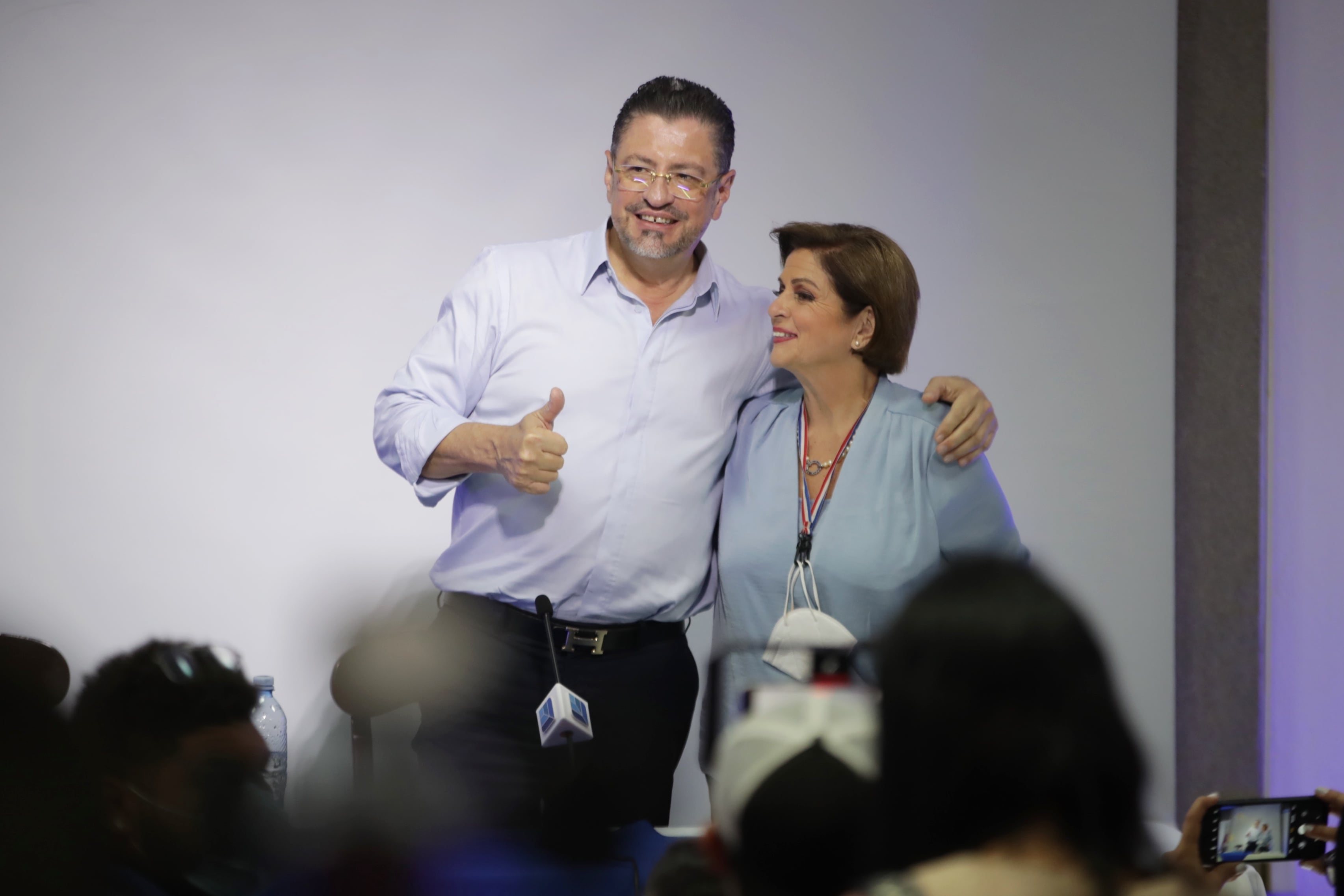 Rodrigo Chaves y Pilar Cisneros juntos en un evento público, simbolizando su cambio de postura hacia las instituciones y medios que los apoyaron.