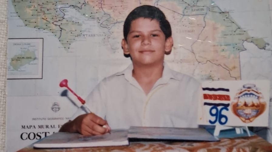 Ronald Villalobos soñó con narrar una Copa del Mundo desde que vio Estados Unidos 1994; con paciencia, insistencia y trabajo, hoy vive el momento más importante de su carrera junto al Pibe Valderrama en Fútbol de Primera que transmite para 200 radios de Estados Unidos.