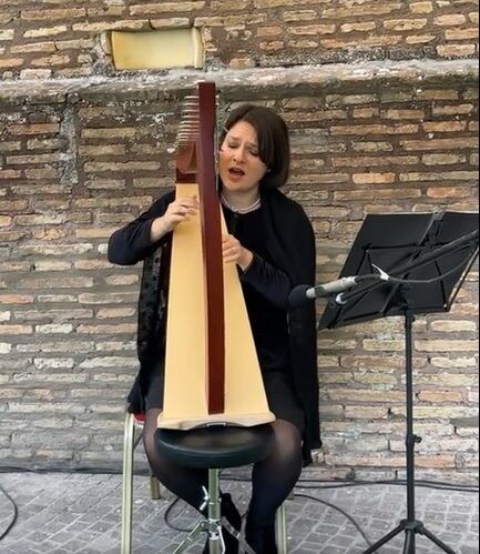 Un mosaico de la patrona de Costa Rica, la virgen de Los Ángeles, ya se muestra en los jardines del Vaticano. En la foto tocó el arpa y cantó la soprano tica, Jessenia Bonilla