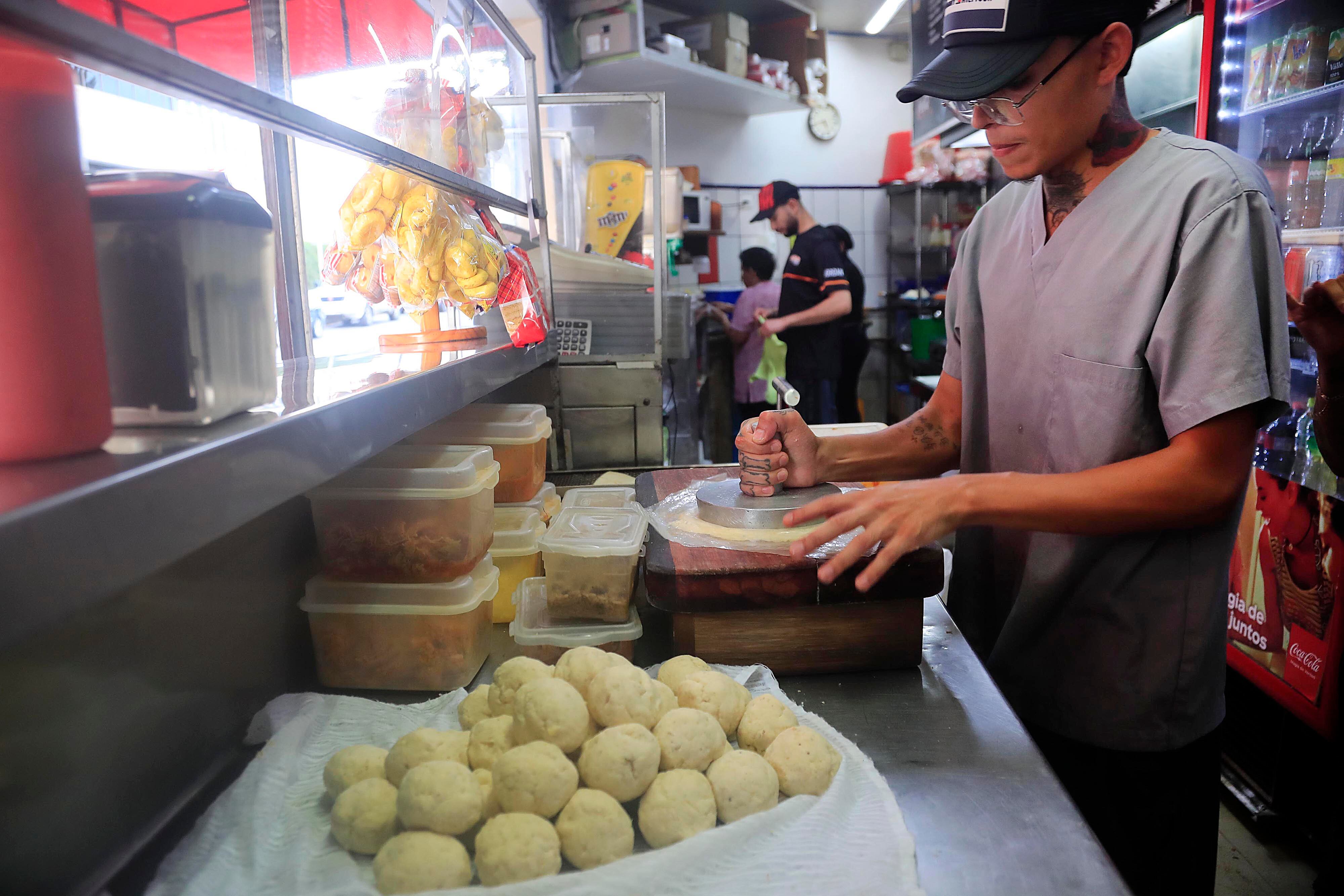 30/08/2023 San José. Soda El Frontón, frente al costado sur del OIJ, y su especialidad las empanadas, se mantiene vigente desde 1948. Aunque preparan casi todo tipo de comidas rápidas, sin duda son las empanadas su carta de presentación. Son tan buenos que muchos llegan, las piden y ahí mismo en la acera, de pie, las degustan