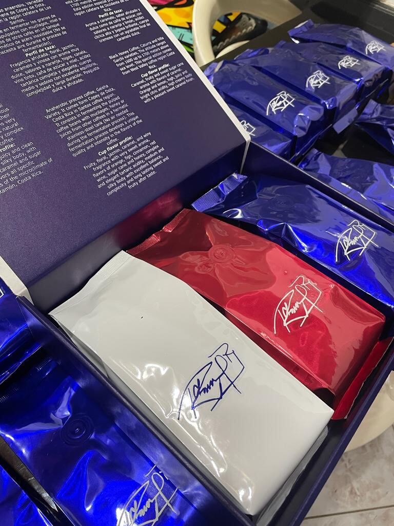 Los más de 70 representantes del mundo, entre los que se encuentra el mismísimo rey de España, Felipe VI, recibirán un regalo desde las propias entrañas de nuestro terruño, tres tipos de café de la mejor calidad de exportación que tenemos de la empresa tica Café de Altura de  San Ramón