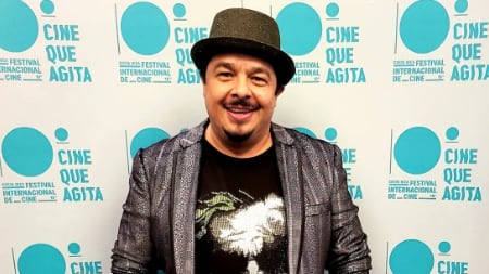 El comediante Alex Costa es feliz de la vida tomando sopa. Instagram.