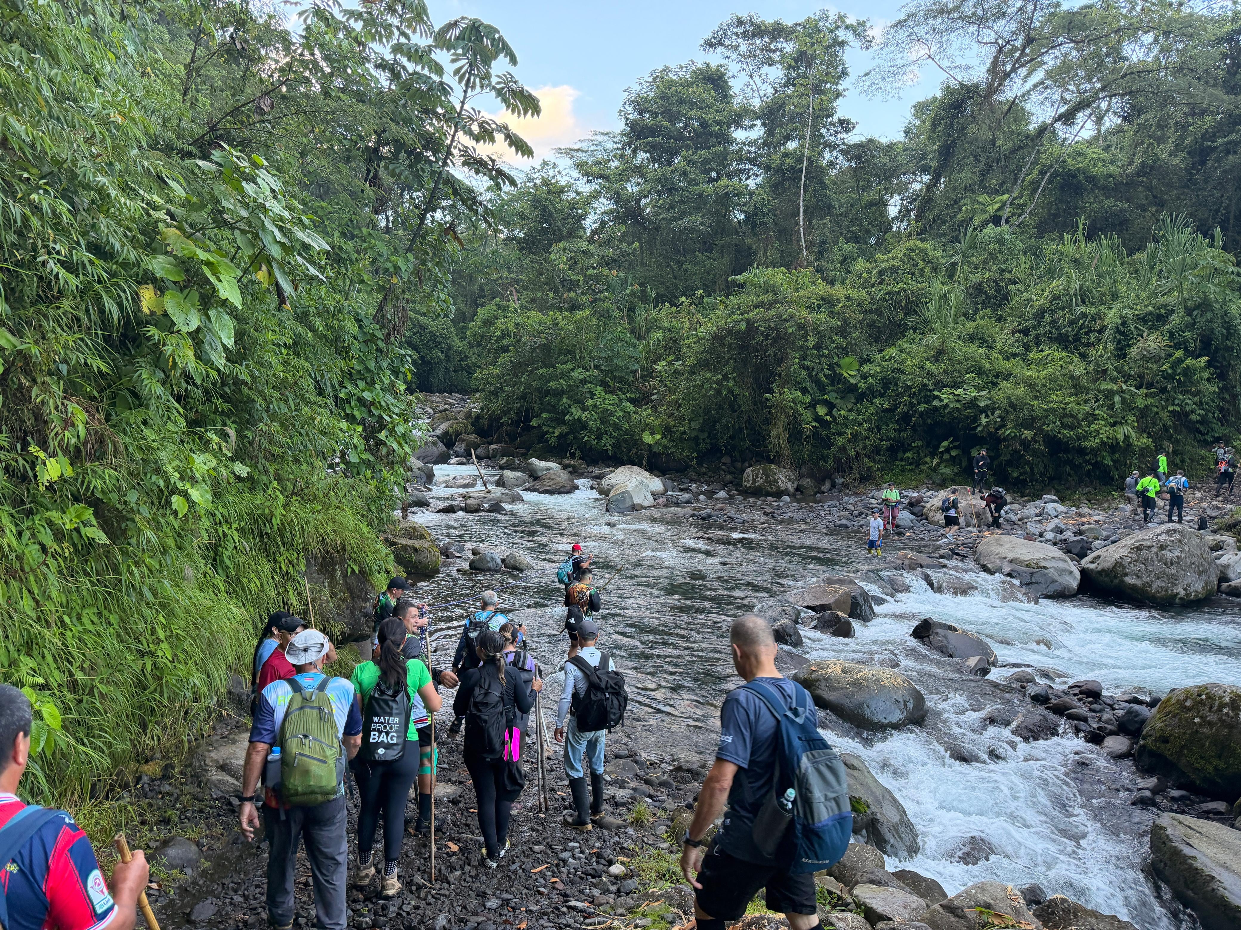 El barro y la neblina dominan los primeros kilómetros de montaña.