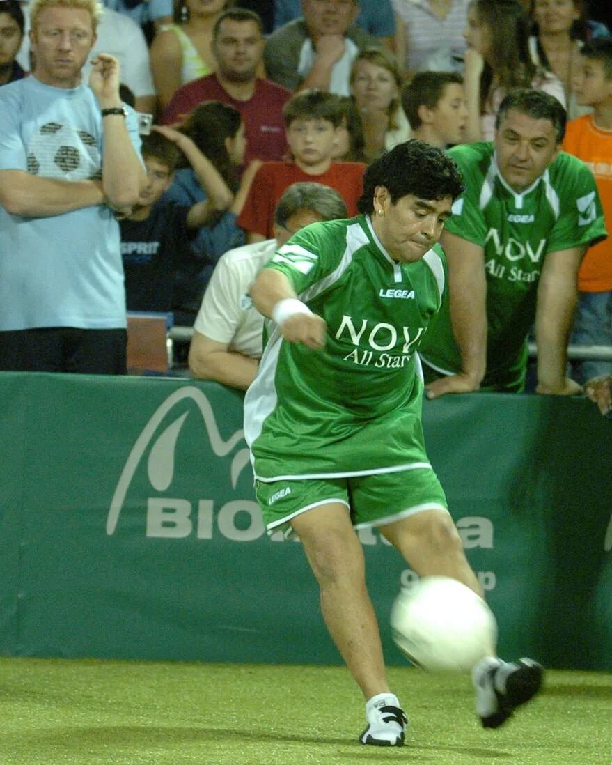 Diego Maradona y Davon Suker, cuando eran compañeros en el Sevilla. GDA.