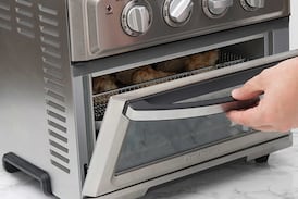 ¿Tiene el horno lleno de grasa pegada? Así puede limpiarlo fácil y sin tanto esfuerzo