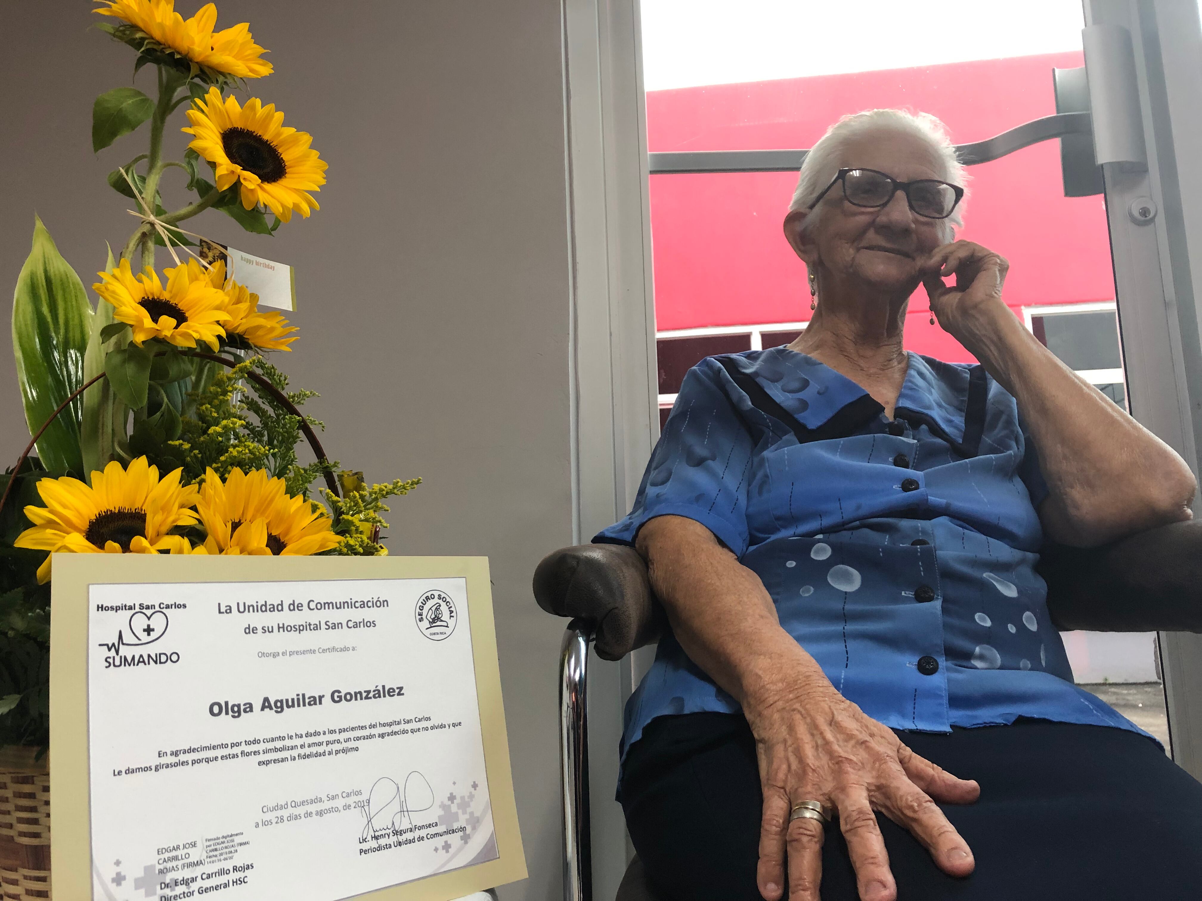 Olga Aguilar González, una abuelita visita pacientes en el Hospital de San Carlos, quien tiene 92 años.