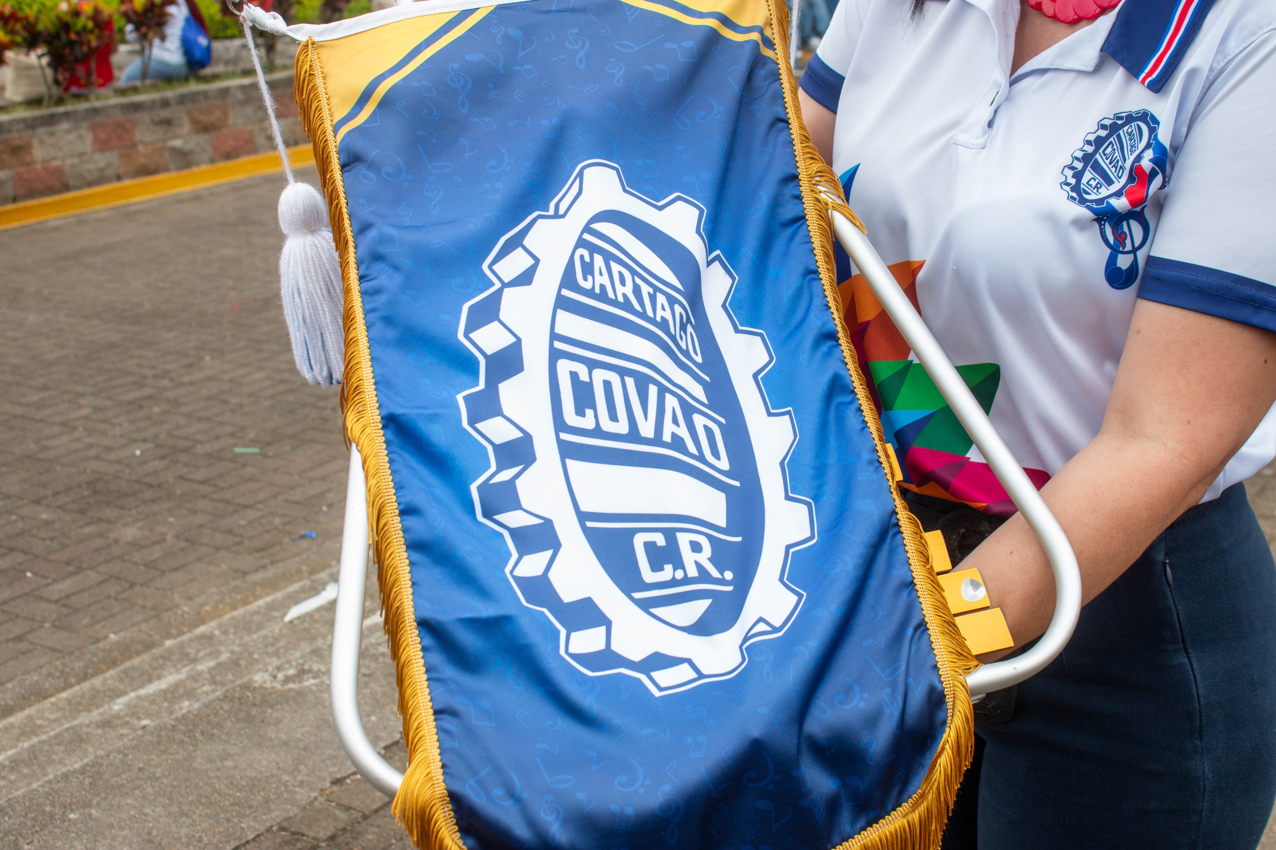 Sobre el instrumento luce el emblema de la institución que tantas veces siendo estudiante portó en su uniforme. Foto: Juan Pablo Garita