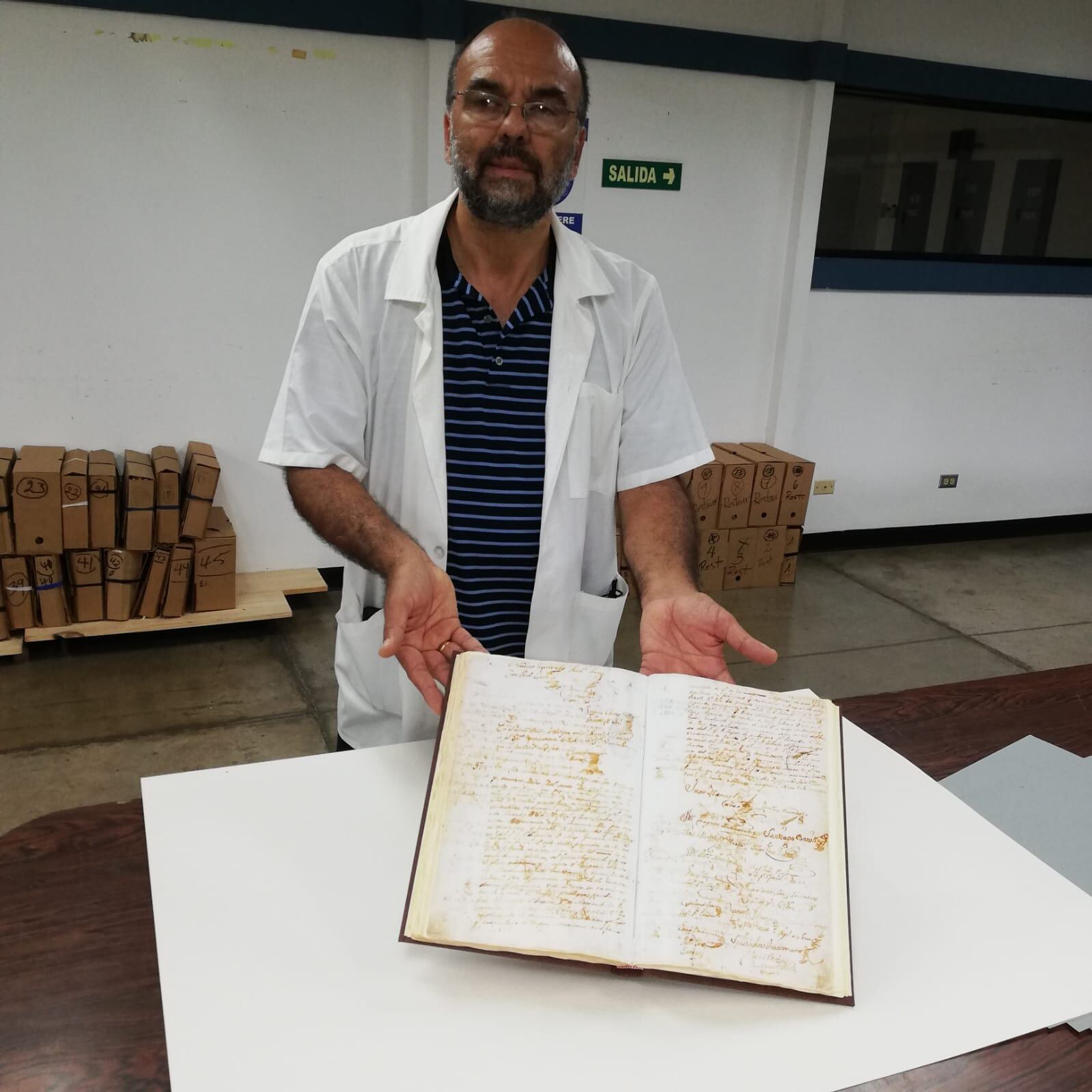 Carlos Pacheco Ureña, restaurador de documentos Aatiguos del Archivo Nacional, tiene 40 años de trabajar ahí y se encargó de realizar una réplica del Acta de la Independencia