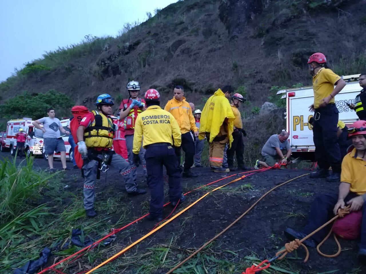 Pareja fallece al caer con su carro a gundo de 100 metros de profundidad en Naranjo de Alajuela. Foto cortesía.