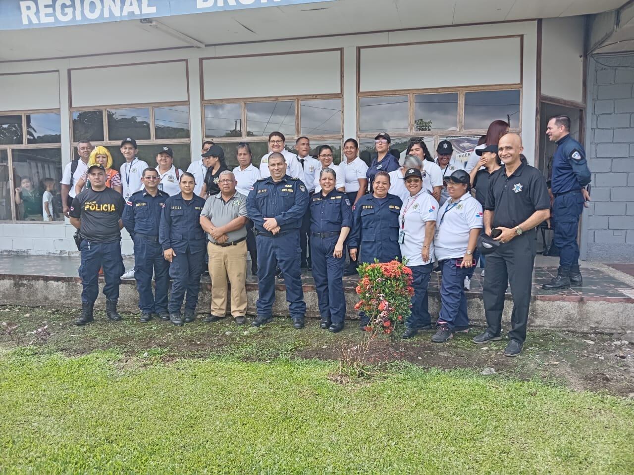 Los oficiales ticos y panameños se unieron para darle una Feliz Navidad a los niños.