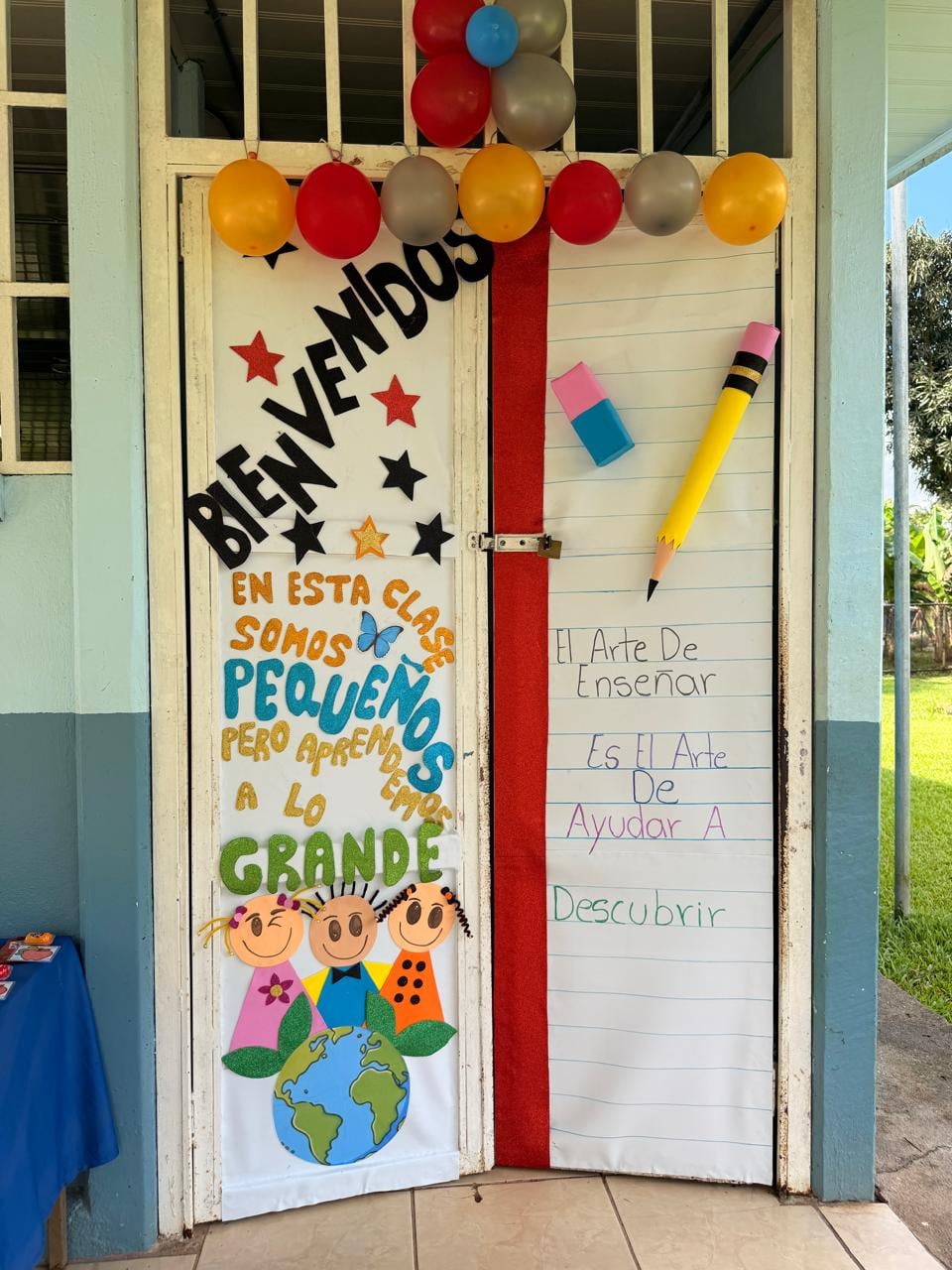 Clara Idalia García camina, cruza el río en panga y sigue en moto para llegar a la escuela de Copalchí, en Sarapiquí, donde enseña a 11 niños de primero a sexto grado