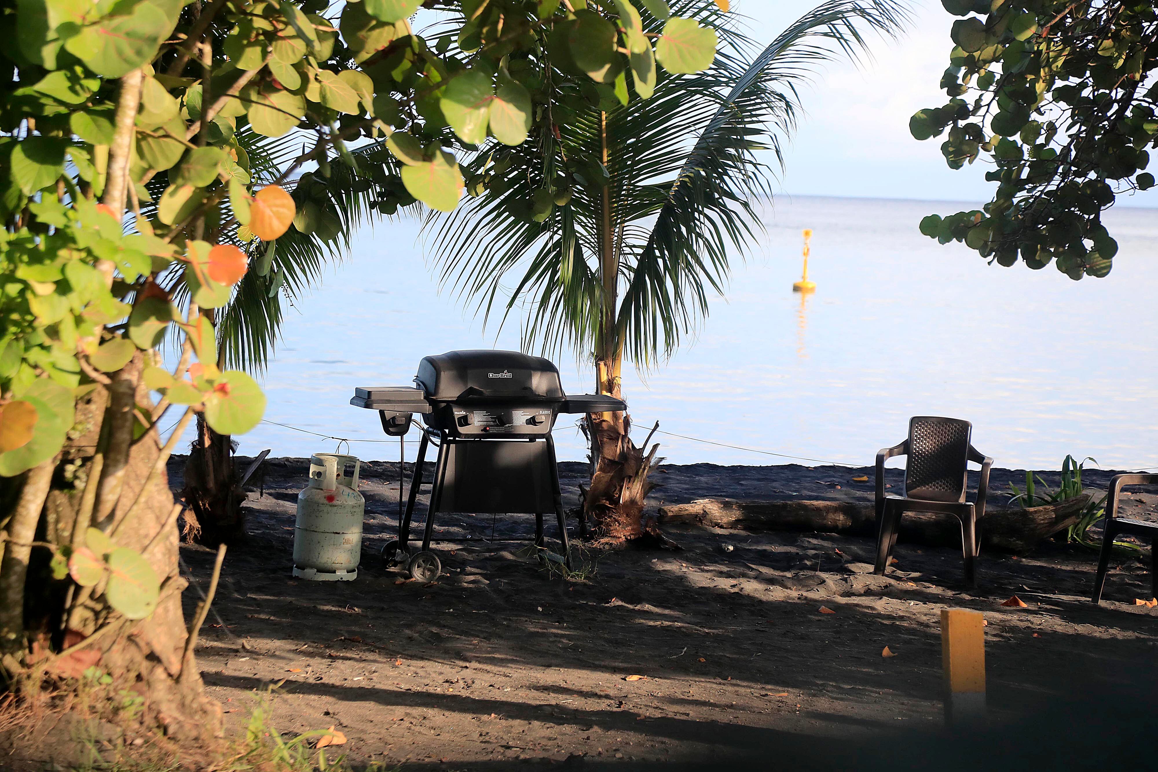 14/10/2023      Limón. Desde muy tempranas horas del día se vivió este sábado, en el atlántico de nuestro país, un gran ambiente en relación con el esperado eclipse anular de sol. Cientos de costarricenses se trasladaron a las playas del caribe sur para contemplar el anunciado acontecimiento astronómico del año, desde la parcialidad esperada para entre alrededor de las 10:15 a.m. y 1:50 p.m., pero sobre todo el punto de mayor esplendor apenas unos minutos después del mediodía. Foto: Rafael Pacheco Granados
Tempranas horas del día; Atlántico; Gran ambiente; Eclipse anular de sol; Playas del caribe sur; Acontecimiento astronómico; Parcialidad; Punto de mayor esplendor
Eclipse anular de sol