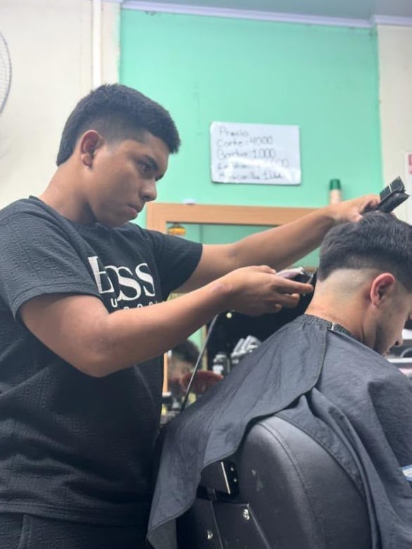 A los 18 años Johnson Urbina tiene su propia barbería, ayuda a sus dos hermanos y tocar en la Banda Comunal de La Fortuna le permitió salir adelante tras pruebas durísimas de la vida y se alista para ir a Brasil con la banda