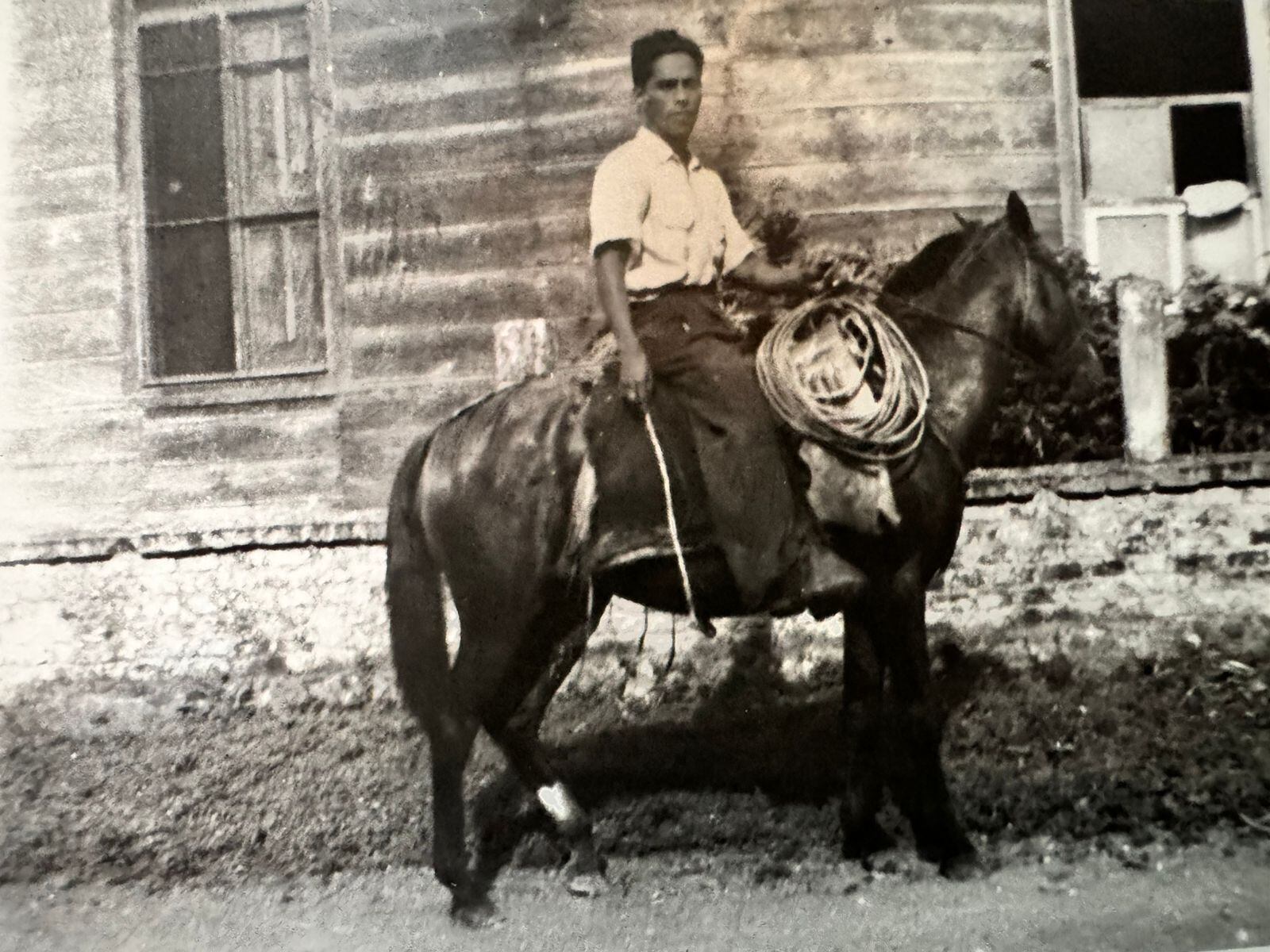 Cantante Vanessa González y su abuelo Beltrán Leal.