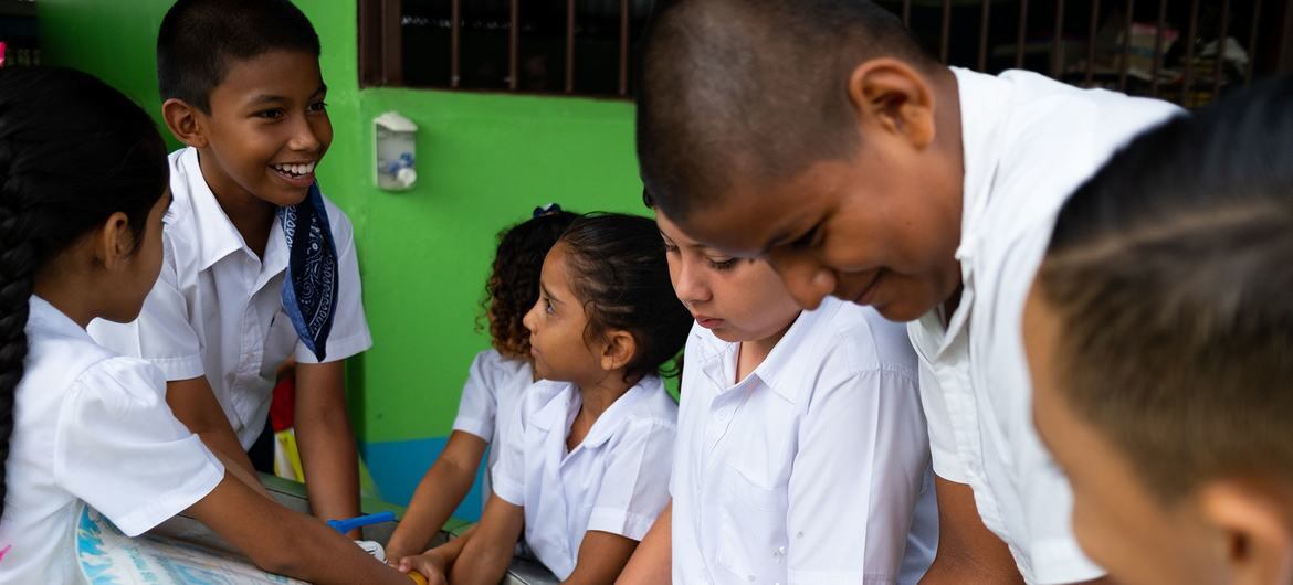 Ana Martínez tiene 10 años, nació en Matagalpa, en el centro de Nicaragua y hace un año y medio se vino a vivir a Costa Rica. Estudia la escuela Vegas del Río Palacios, en Pococí de Limón.