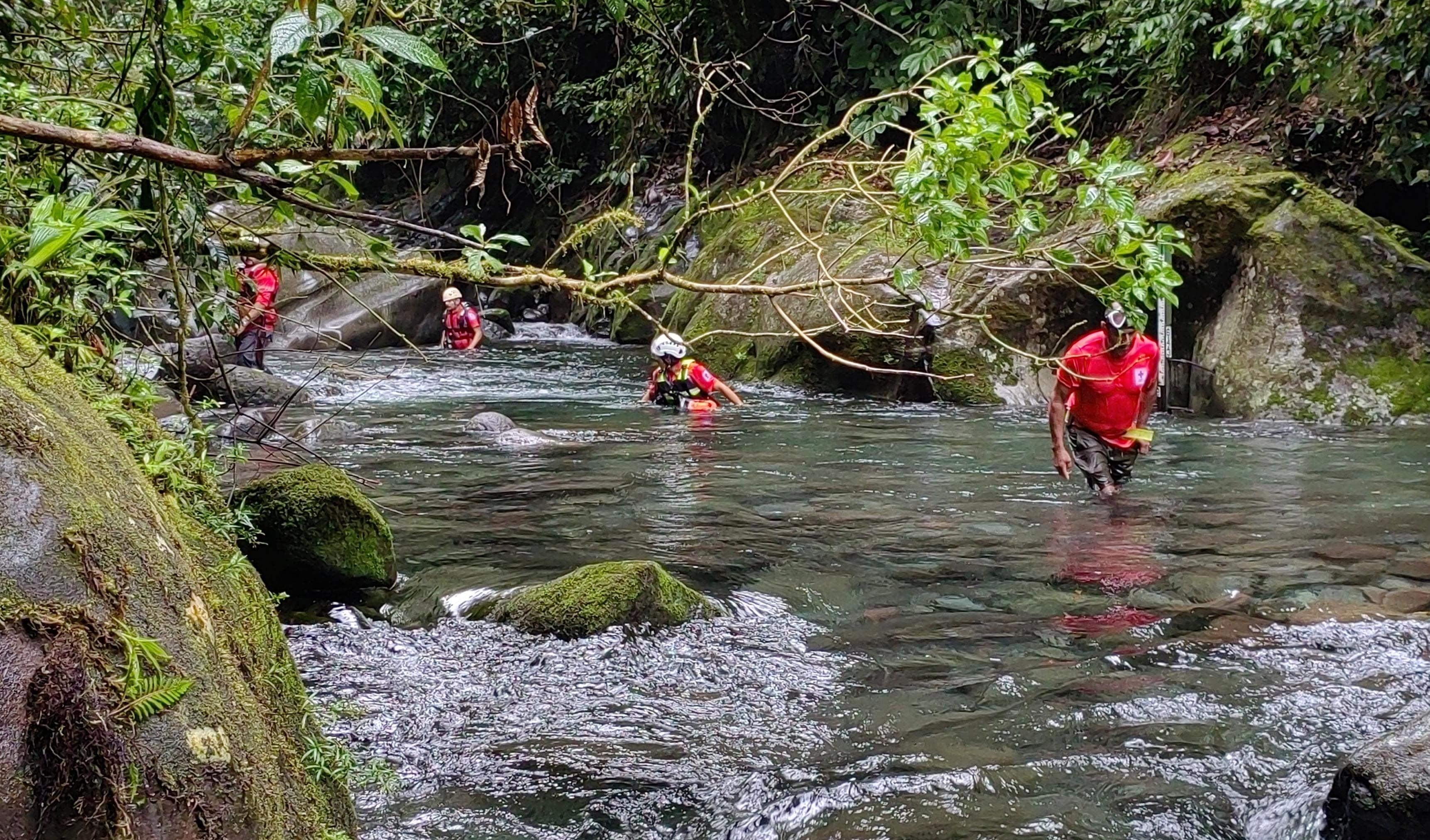 La Cruz Roja inició un operativo de búsqueda en el río Iroquois, en Guácimo, para dar con el paradero de un hombre y su hijastro menor de edad.