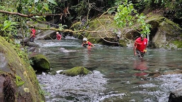 Desaparecen dos personas que realizaban ‘toobing’ tras repentina crecida de río en Guatuso