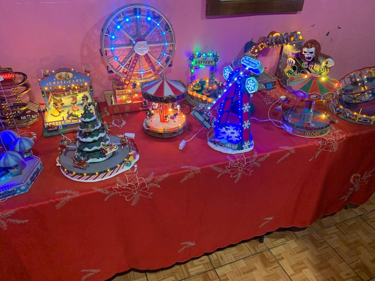 Allan Arce es un fanático de la navidad que cuenta con una linda colección de juegos mecánicos navideños. Foto: Sergio Alvarado