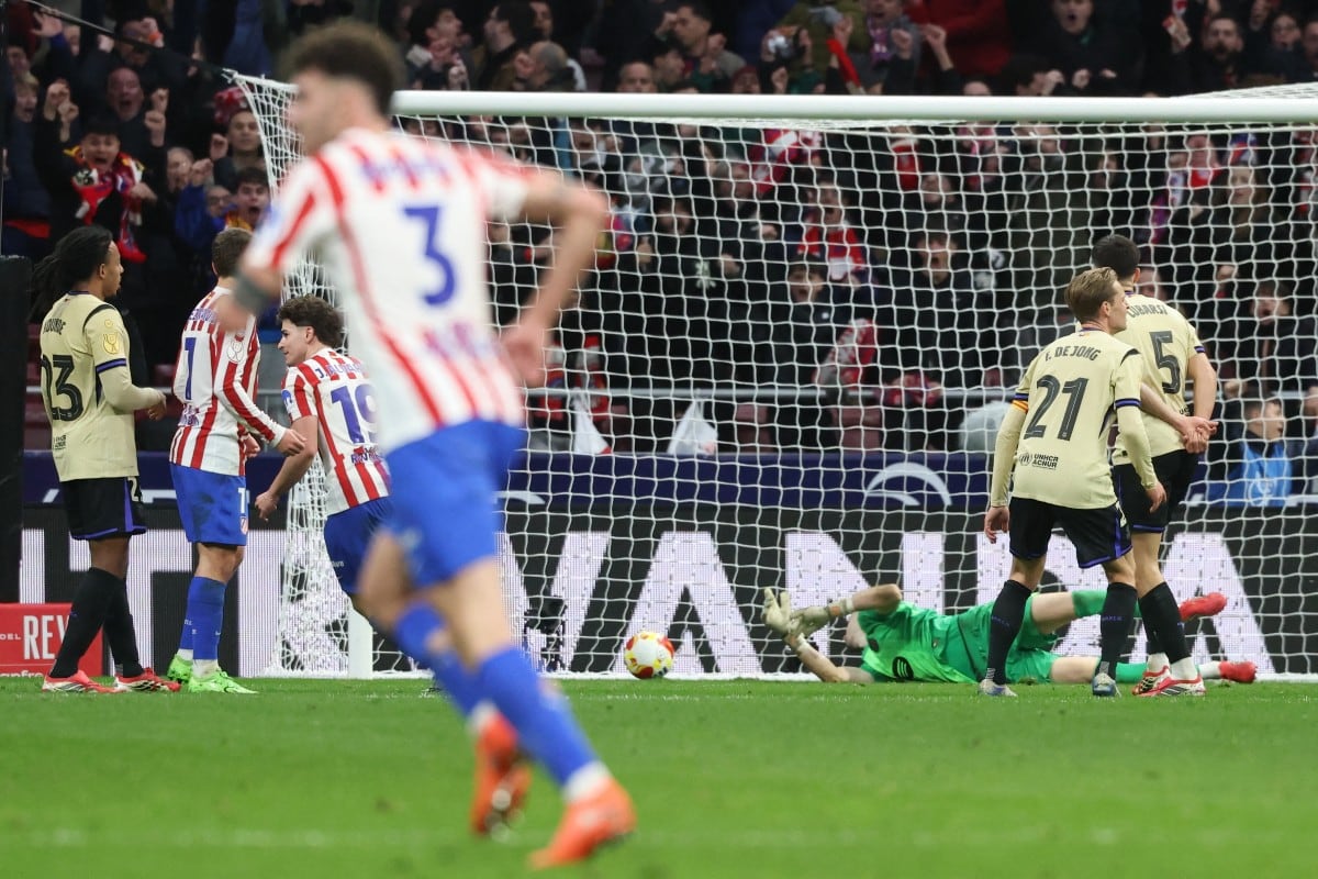 Atletico Madrid's Argentine forward #19 Julian Alvarez (3L) scores his team's fourth goal during the Spanish Copa del Rey (King's Cup) semi final first leg football match between Club Atletico de Madrid and FC Barcelona at Metropolitano Stadium in Madrid on February 12, 2026. (Photo by Pierre-Philippe MARCOU / AFP)