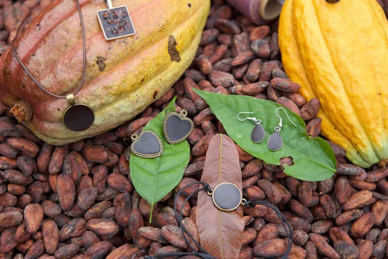 Andreas Cordero Ramírez en Hone Creek, Talamanca, ejerció más de 20 años como periodista, pero decidió volver a su amada tierra para emprender con chocolate 100% artesanal y natural. Su negocito se llama "Morena Clara".