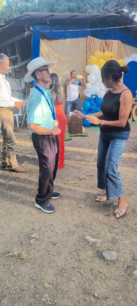 Armando Navarrete Cascante, de San Blas de Sardinal, en Carrillo, Guanacaste, decidió celebrar sus 100 años como se debe: con misa, cimarrona, pólvora, baile y el calor de una familia enorme que lo arropa y lo admira