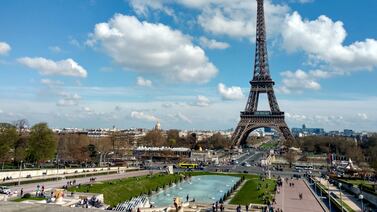 Revelan impresionantes imágenes de la Torre Eiffel alcanzada por rayo
