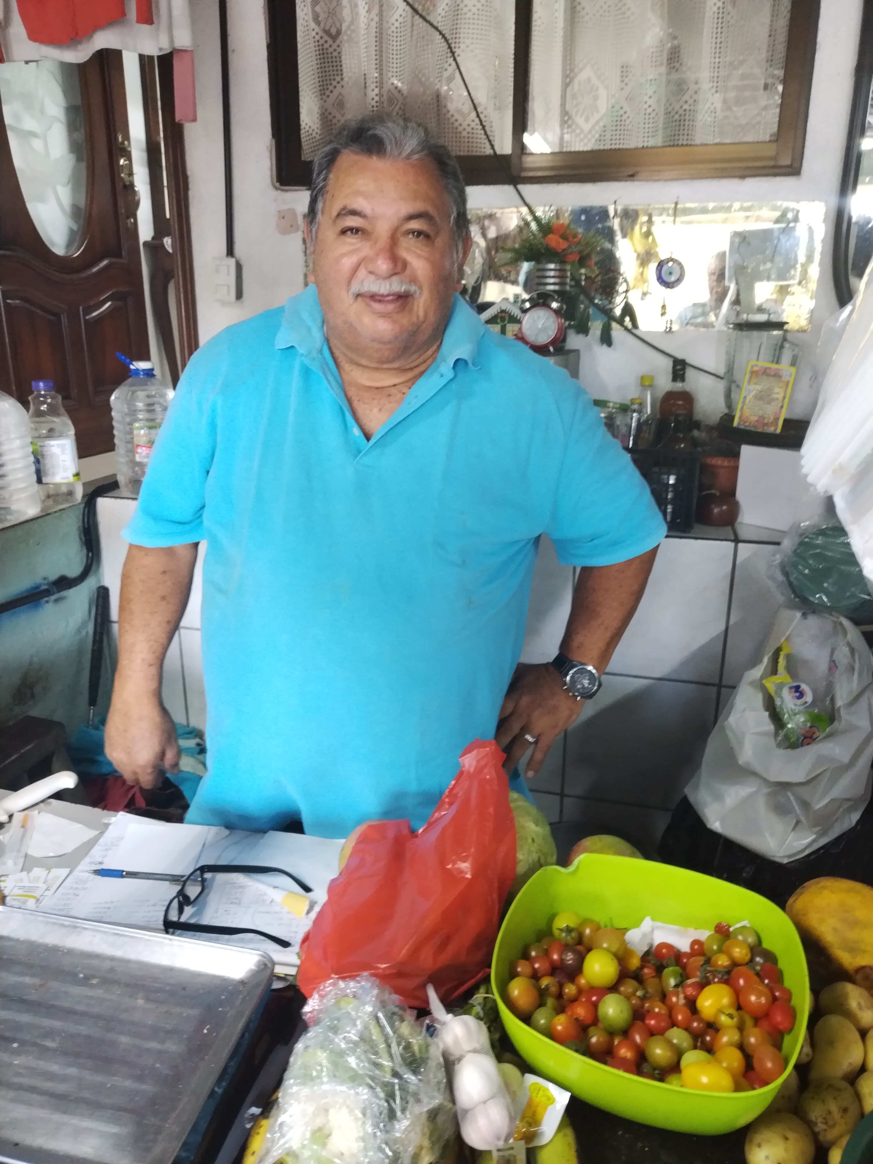 Los vecinos de Hatillo 8, el 19 de marzo del 2024, aseguran que tienen más de 5 días sin una gota de agua y que eso los obliga a ni siquiera comer tres veces al día. En la foto, don Juan Alvarado.