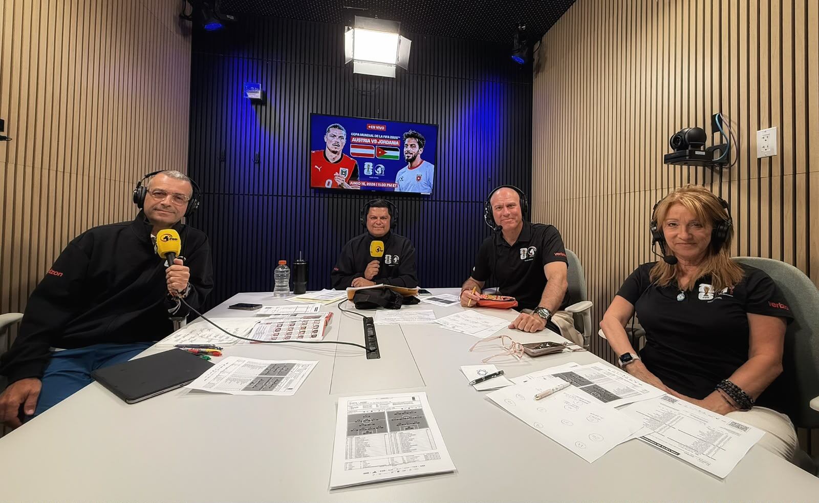 Ronald Villalobos soñó con narrar una Copa del Mundo desde que vio Estados Unidos 1994; con paciencia, insistencia y trabajo, hoy vive el momento más importante de su carrera junto al Pibe Valderrama en Fútbol de Primera que transmite para 200 radios de Estados Unidos. En la foto, Daniel Chapela; analista de FDP Radio, Giovanni Savarese; ex jugador y DT venezolano, el tico y Rosa Sánchez; analista de FDP Radio.