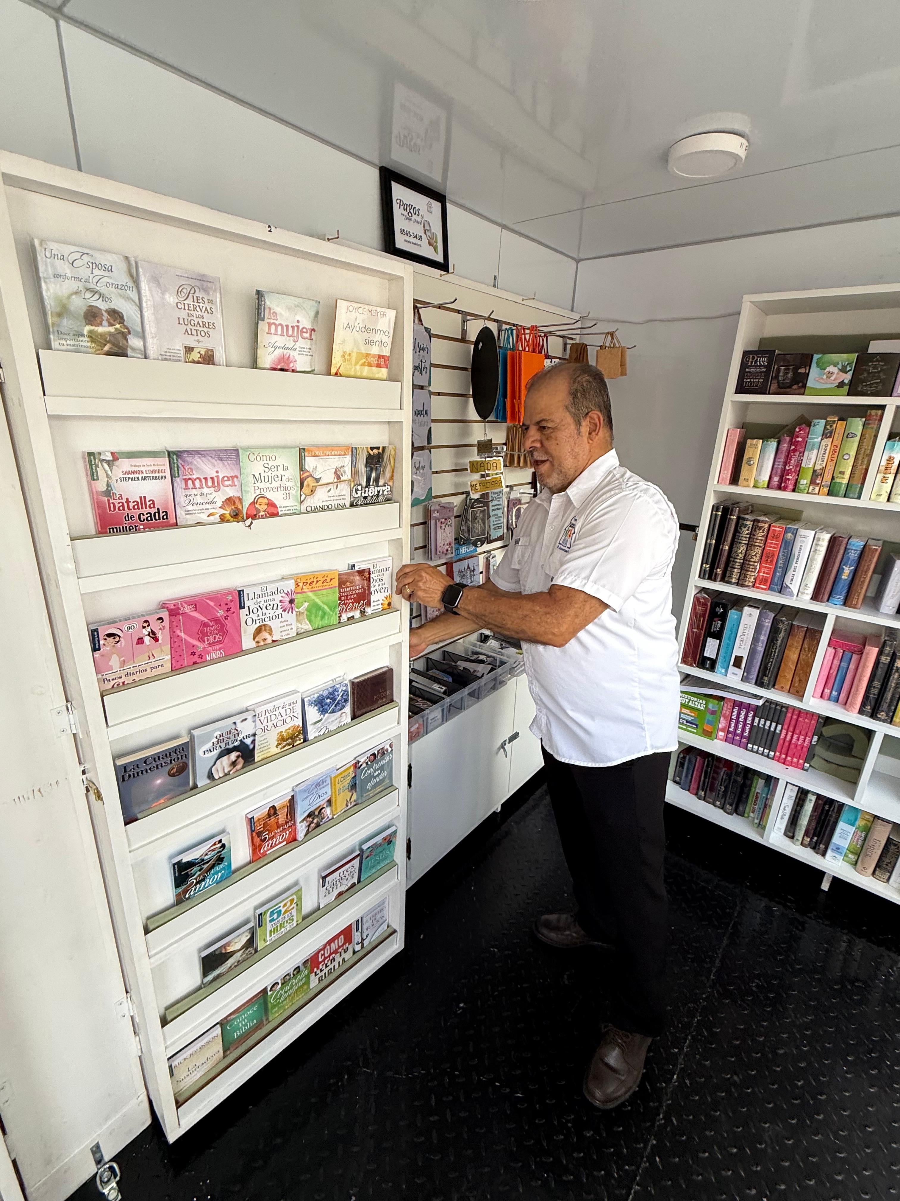 Don Alexis Madriz, vecino de El Molino, convirtió una pasión de 41 años por la lectura bíblica en una librería sobre 4 ruedas que recorrerá Cartago