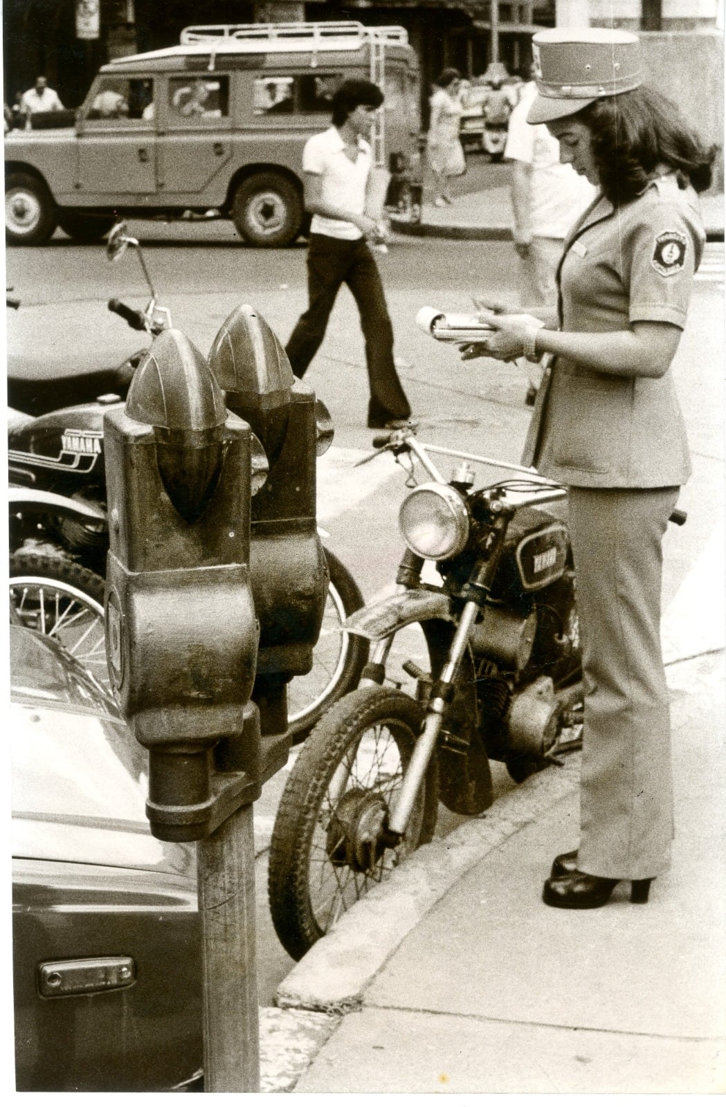 El 1 de noviembre de 1971 nacieron los parquímetros en San José y con ellos 13 mujeres oficiales que fueron conocidas como parquimetristas