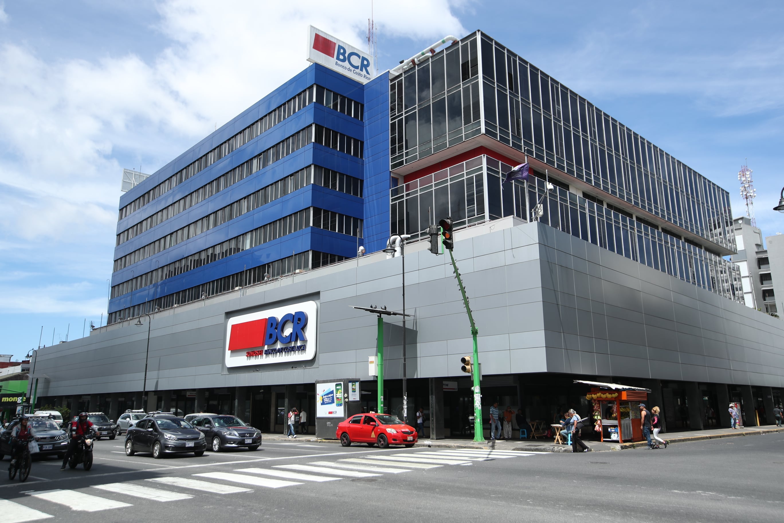 13/02/2024/ recorrido por bancos. Diferentes ángulos de sus fachadas / en la imagen BCR en San José centro / Foto John Durán