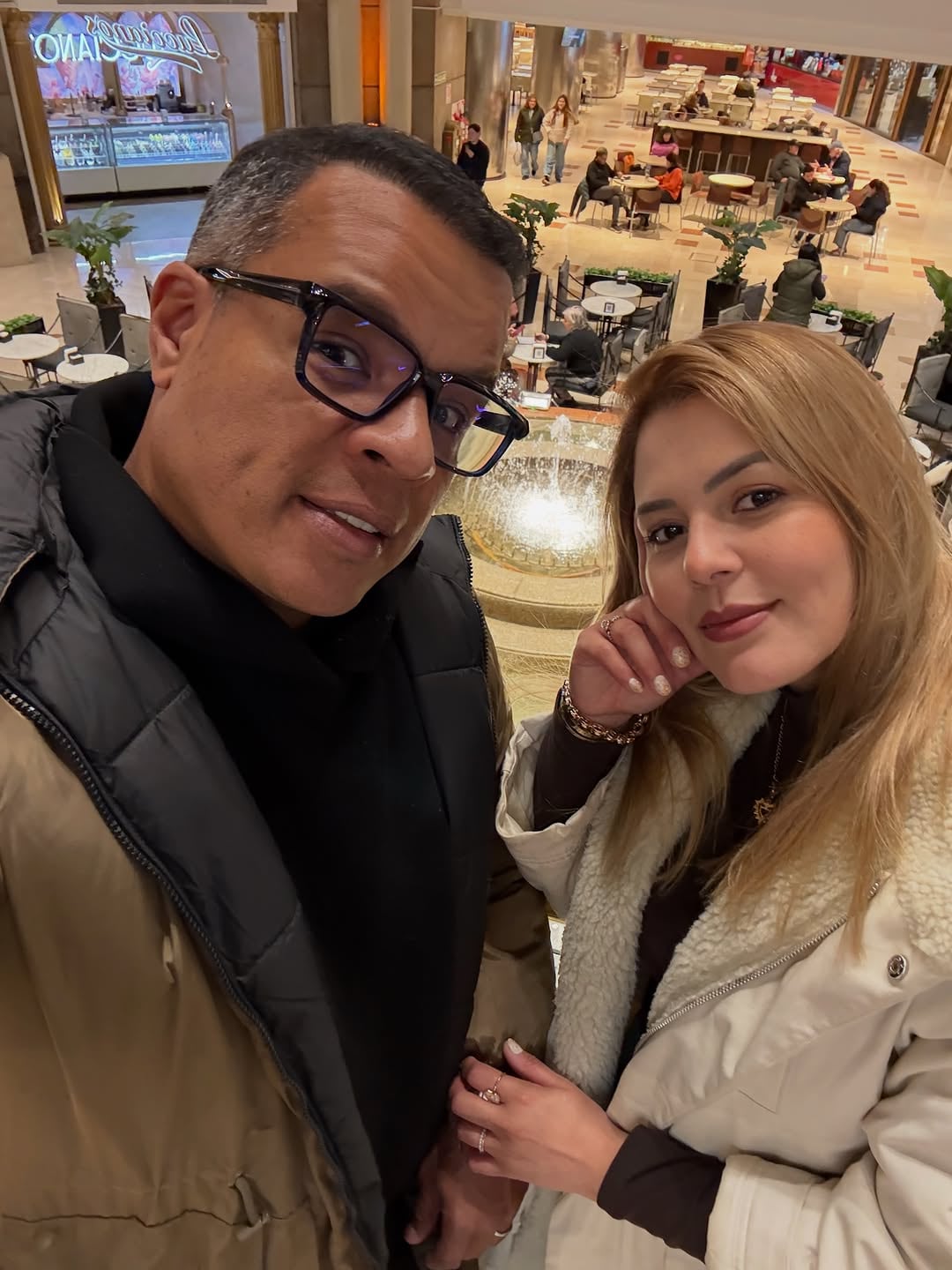 Locutor Jair Cruz y su novia Isabel González