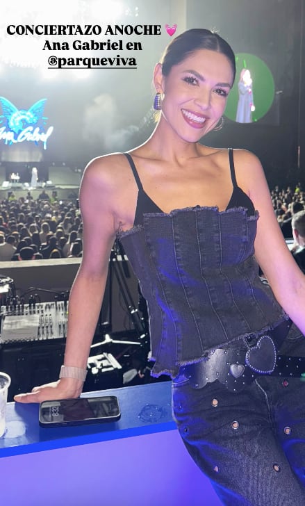 Así posó Johanna Ortiz su atuendo completamente negro.