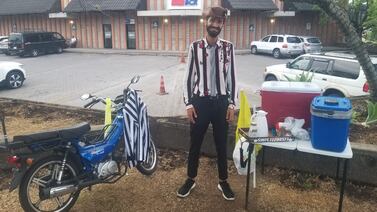 Joven iraní creó una receta única de café con la que ahora se gana la vida por las calles de Costa Rica