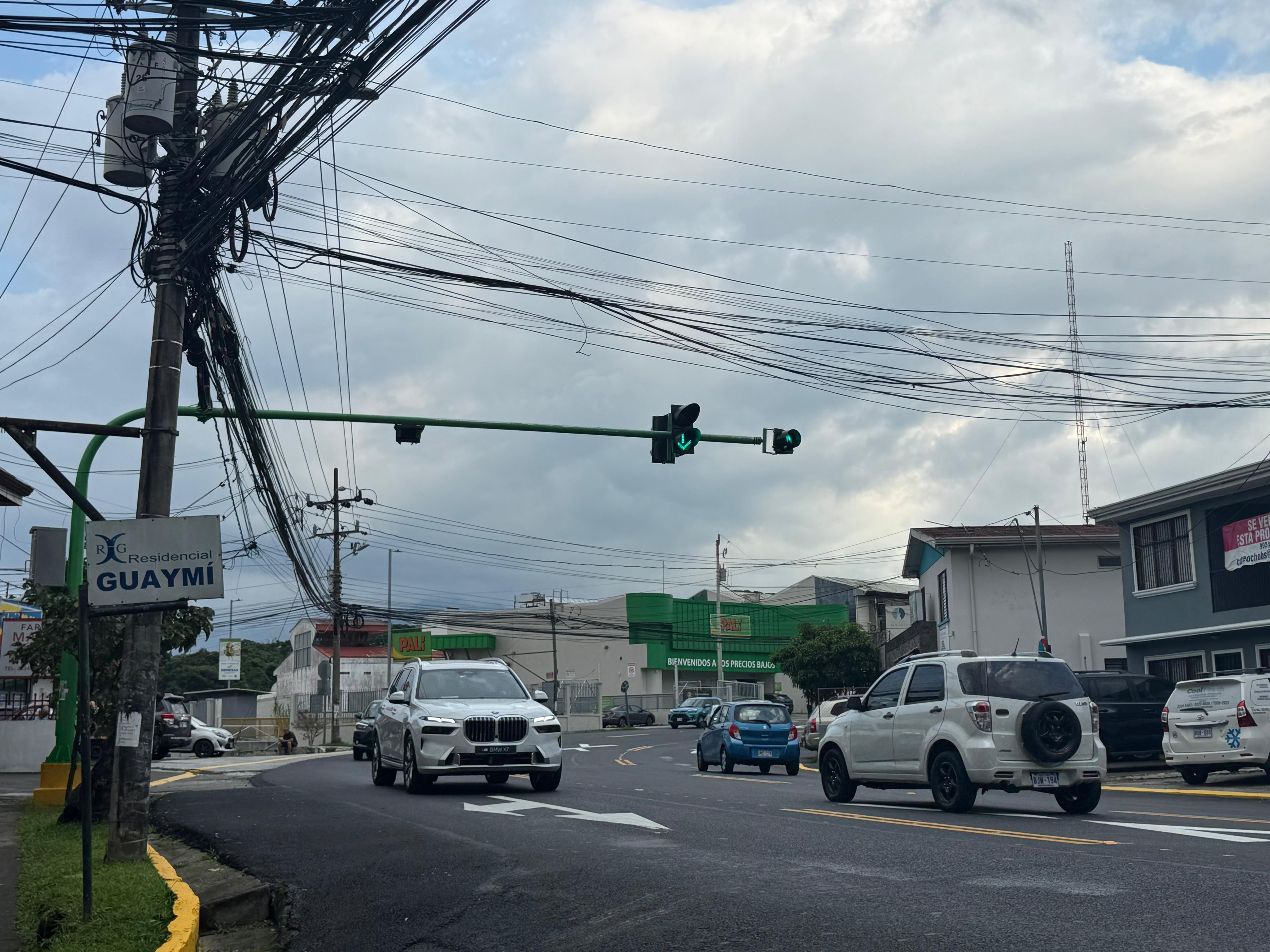 El nuevo carril reversible que entre Sabanilla y Montes de Oca que comenzó a funcionar este viernes 7 de noviembre no duró ni media hora en provocar problemas vecinales, indignación, el accidente de un motociclista y al menos dos choques.