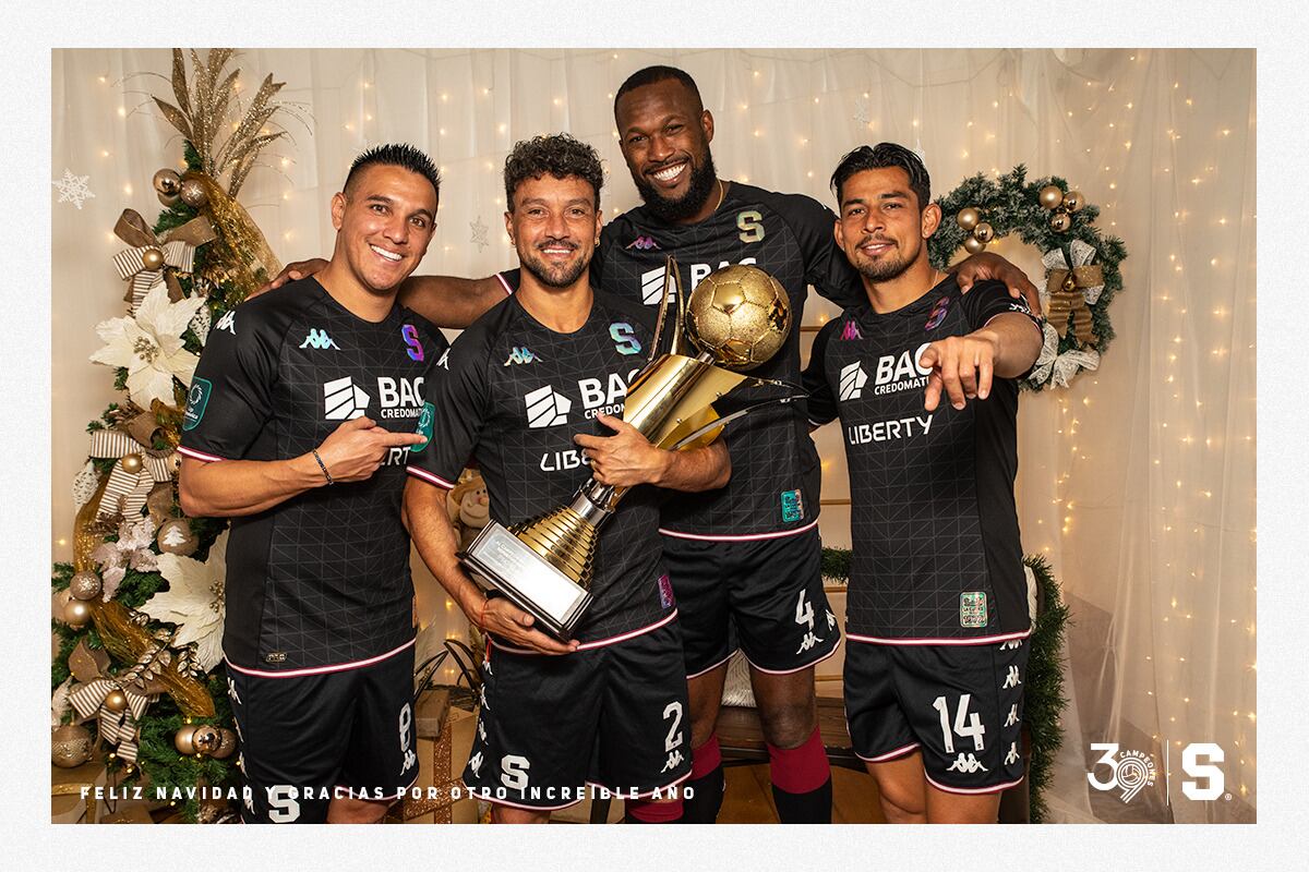 Los jugadores del Saprissa se dieron gusto mostrando sus últimas copas.