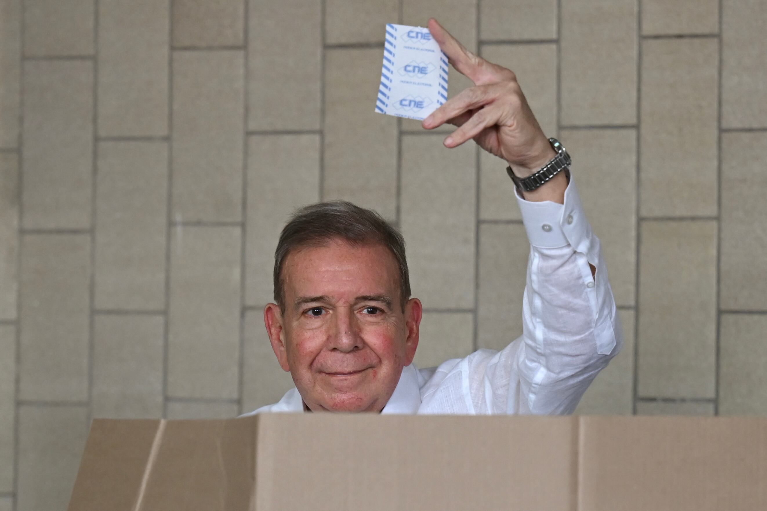 Edmundo González, candidato opositor en Venezuela, asegura que su agrupación obtuvo una mayoría de votos aplastante sobre Nicolás Maduro en las pasadas elecciones electorales. Foto: RAUL ARBOLEDA / AFP