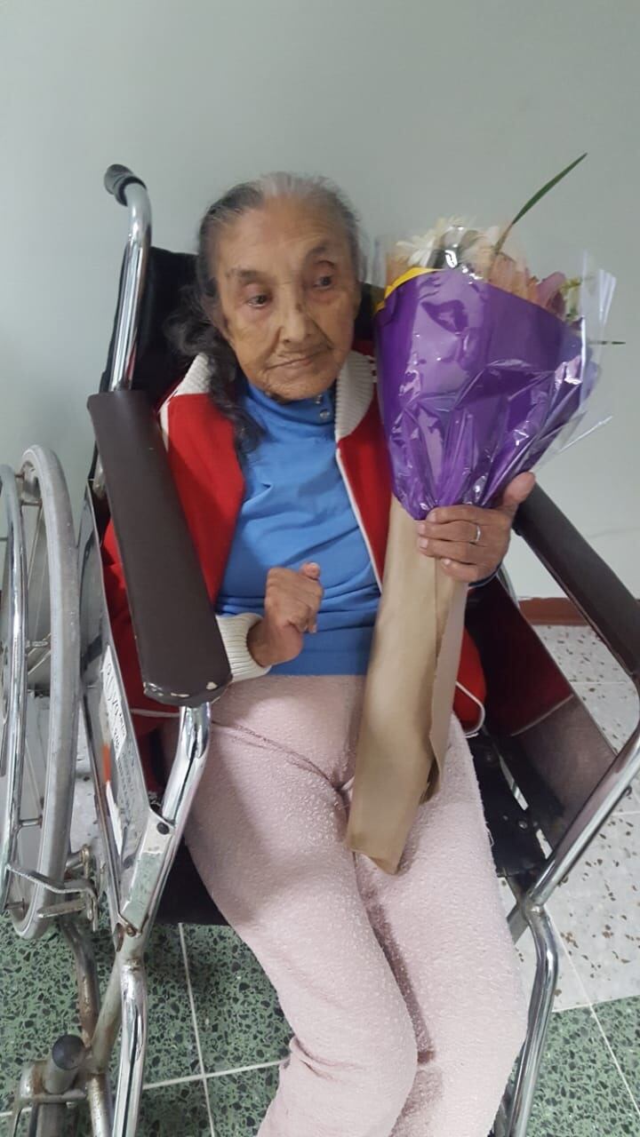 Una ambulancia y un ramo de flores le alegraron la mañana de este lunes 23 de setiembre a doña María Lia Loaiza Martínez, una linda abuelita de 99 años que ya está siendo atendida a cachete en el Hospital Blanco Cervantes.