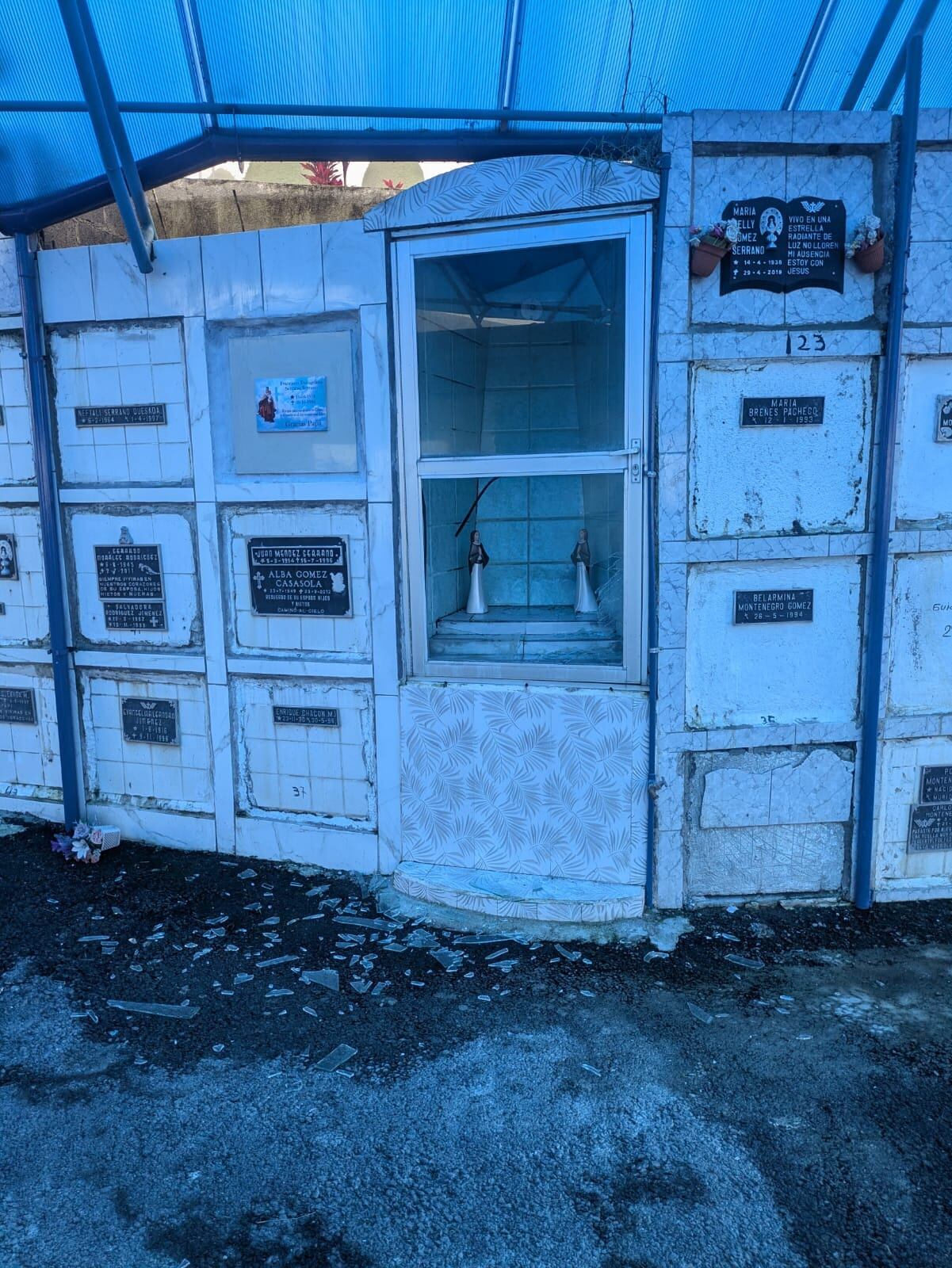 Tres nichos fueron profanados en el cementerio de Pacayas. Foto junta administrativa cementerio de Pacayas