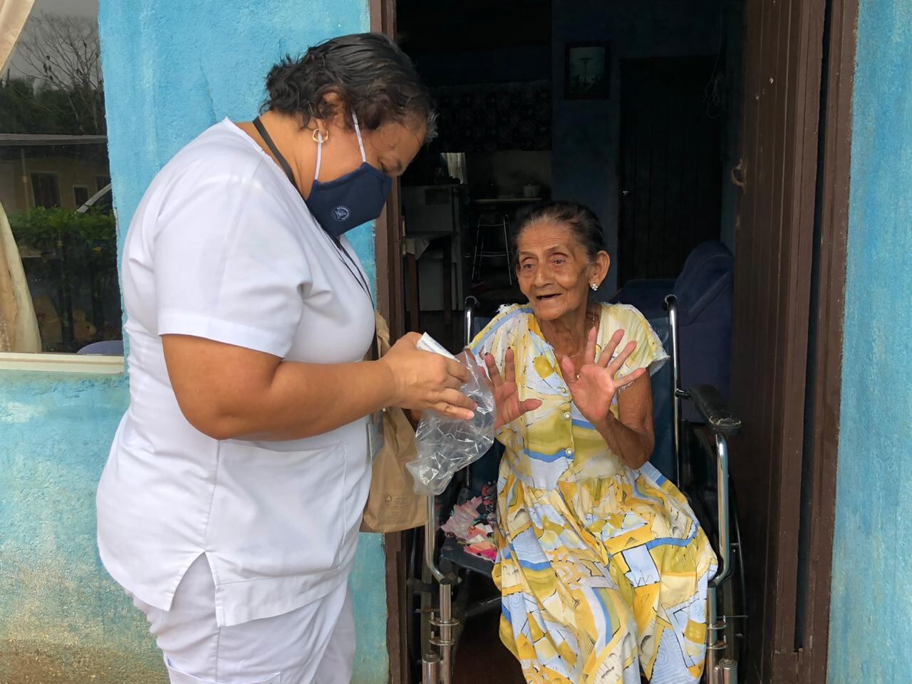 A doña Otilia Montealto, de 82 años y vecina de barrio Los Ángeles de Los Chiles de Alajuela, la sorprendió personal del área de salud de Los Chiles, la enfermera María Auxiliadora Carballo le llevó los medicamentos a la casa
