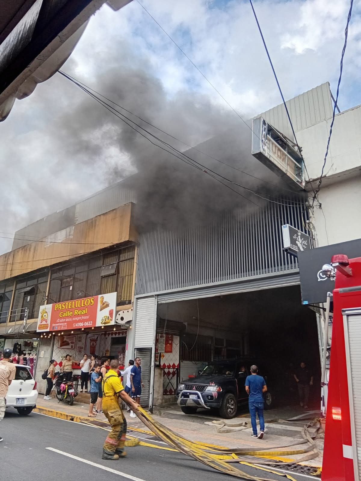 Un incendio de grandes proporciones mantiene en alerta al Cuerpo de Bomberos la tarde de este lunes en Alajuela centro. Foto: Bomberos
