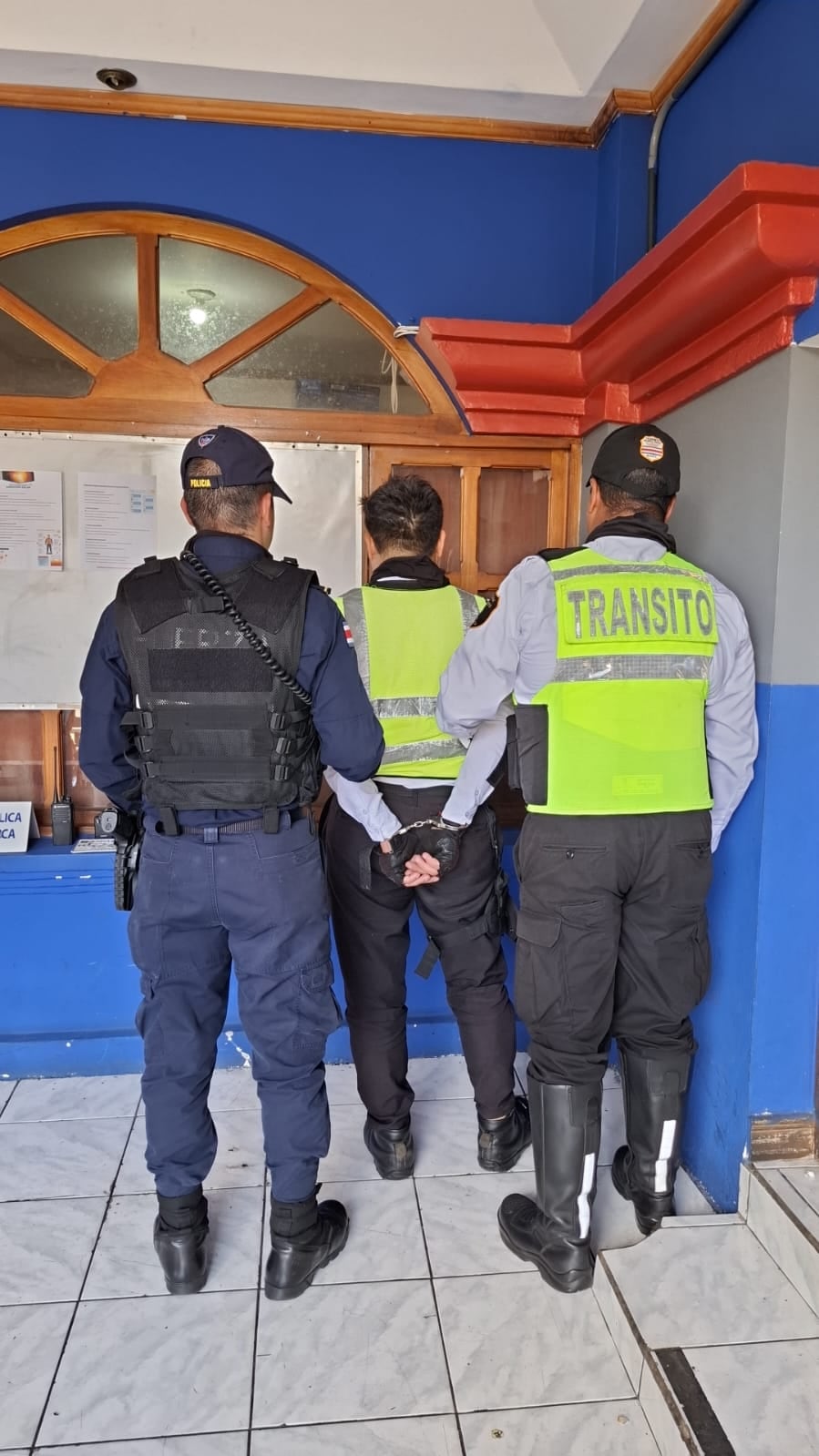 El falso oficial de tránsito de apellidos López Guadamuz quedó detenido en Tibás. Foto: MSP