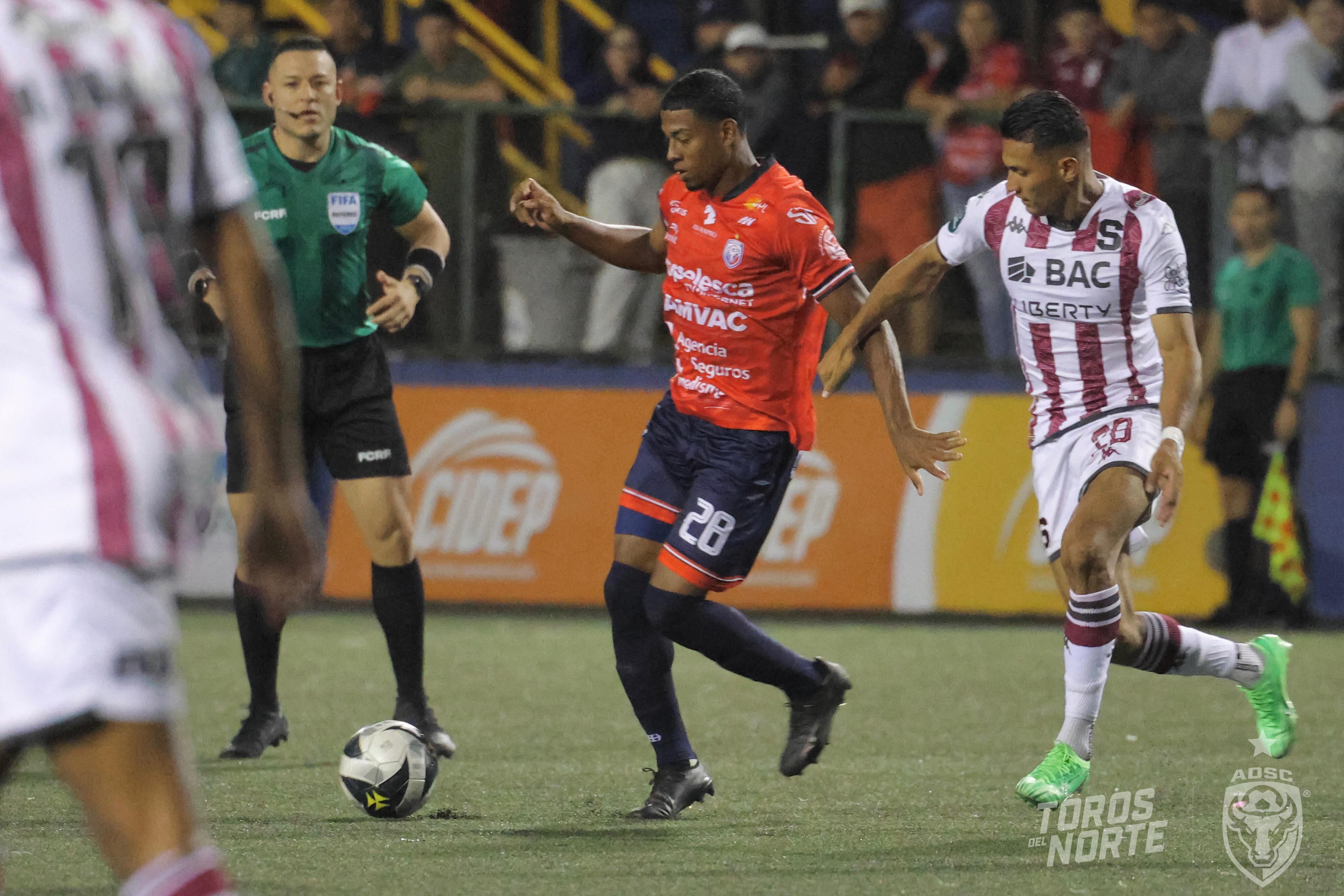Saprissa y San Carlos tuvieron un duelo muy parejo. Foto: Prensa San Carlos.