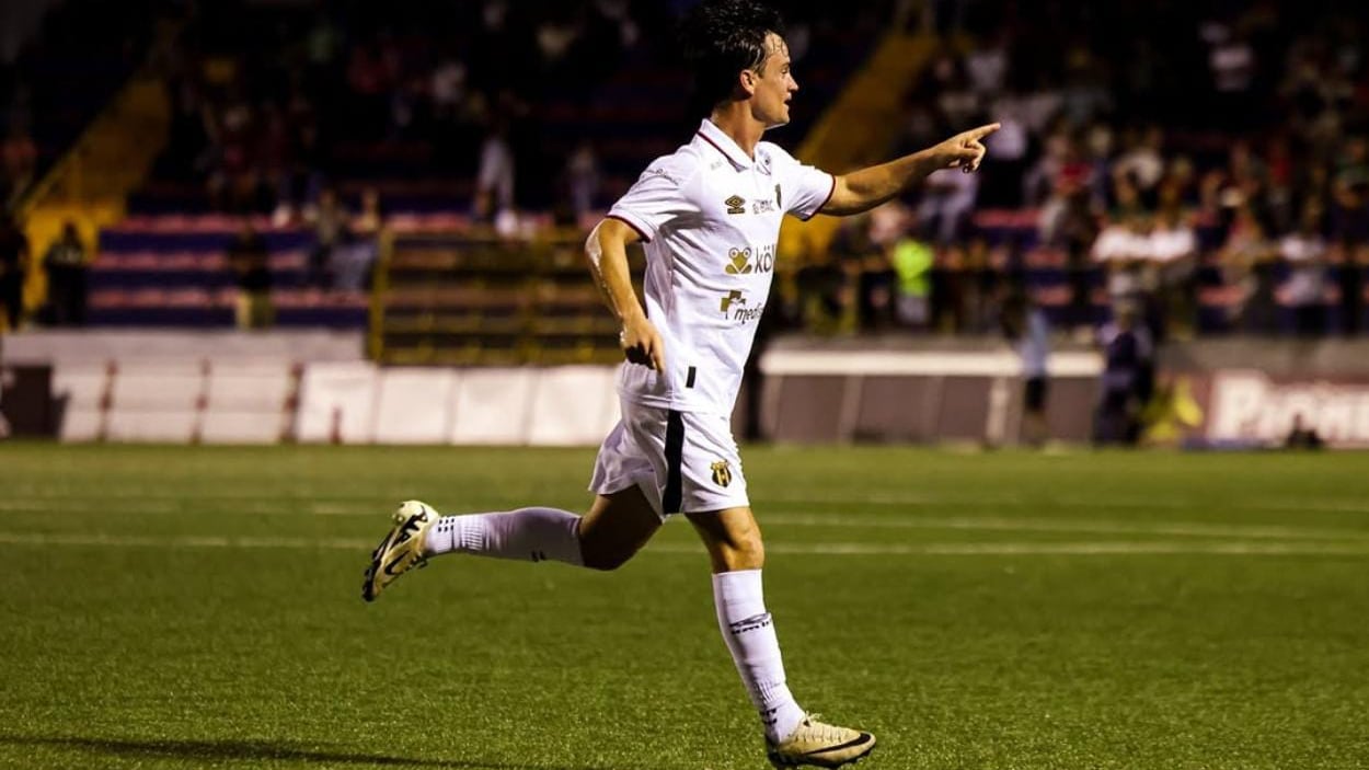 Juan Pablo Añor festeja uno de sus goles ante Inter San Carlos