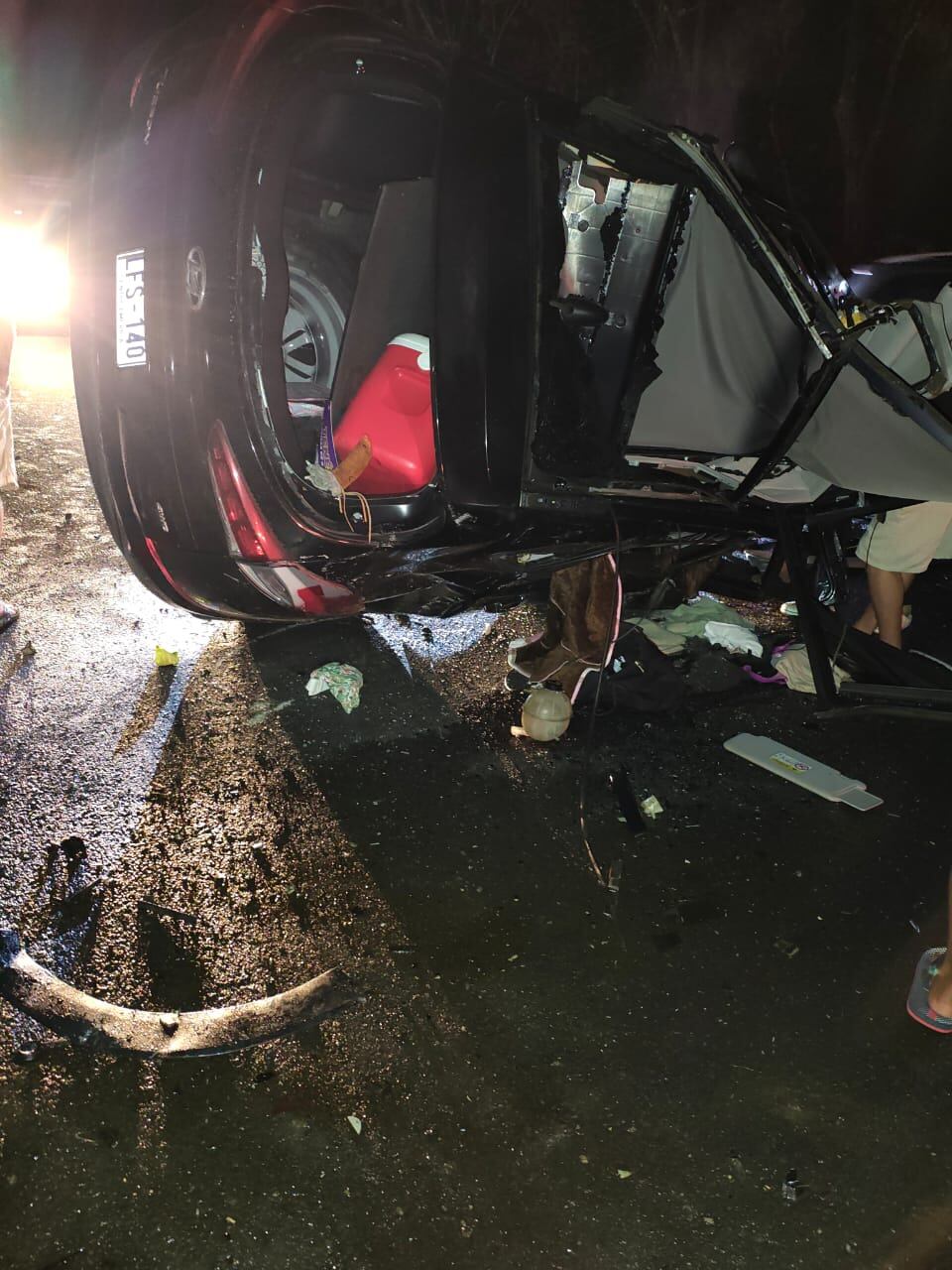 En Parrita dos carros chocaron, uno de estos quedó volcado, el accidente sucedió la noche del viernes 3 de enero del 2025. Foto: Cortesía
