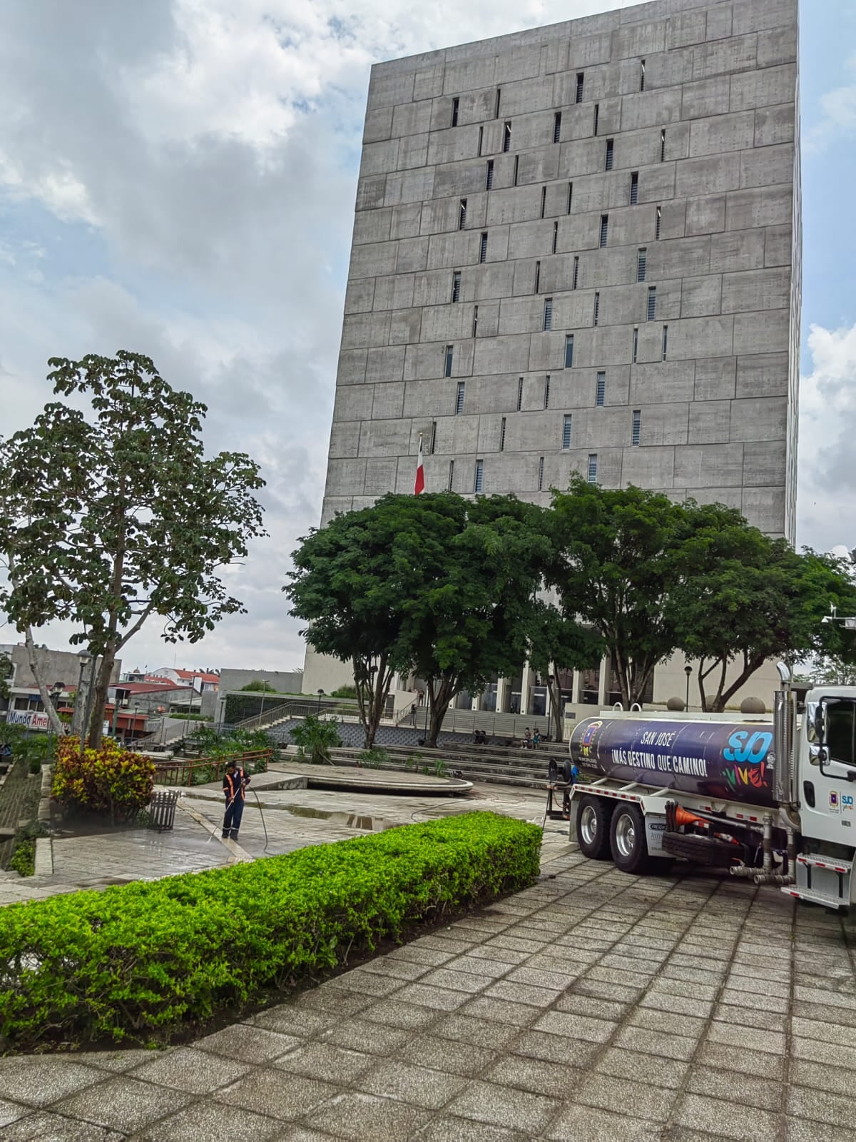 La Plaza de la Democracia recibió una muy buena maquillada a partir del 5 de mayo del 2022 para el traspaso de poderes del 8 de mayo cuando Rodrigo Chaves Robles reciba la banda presidencia de Carlos Alvarado