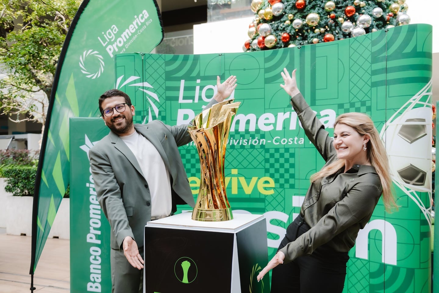 Andrés Gómez fue el diseñador del nuevo trofeo de la Unafut. Foto: Facebook Unafut